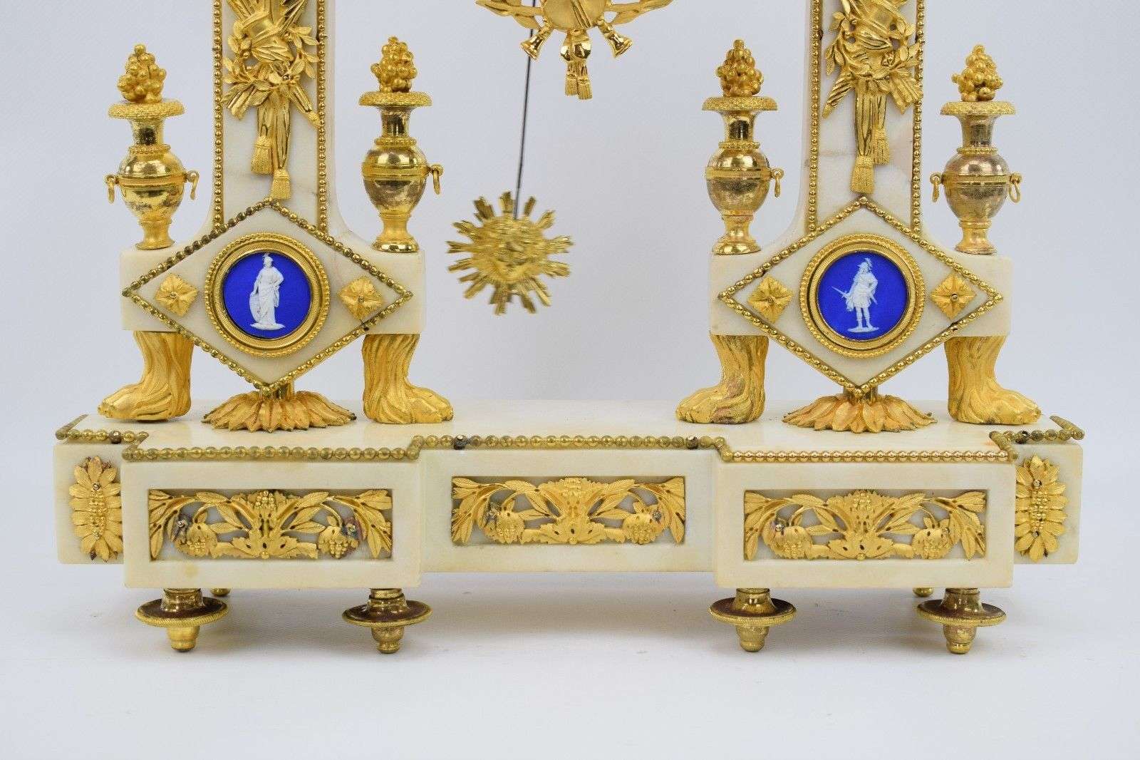Große Portaluhr aus Carrara Marmor mit feuervergoldeten Bronzen und mythologischen Wedgwoodplaketen a Paris Louis XVI um 1785 – Detail