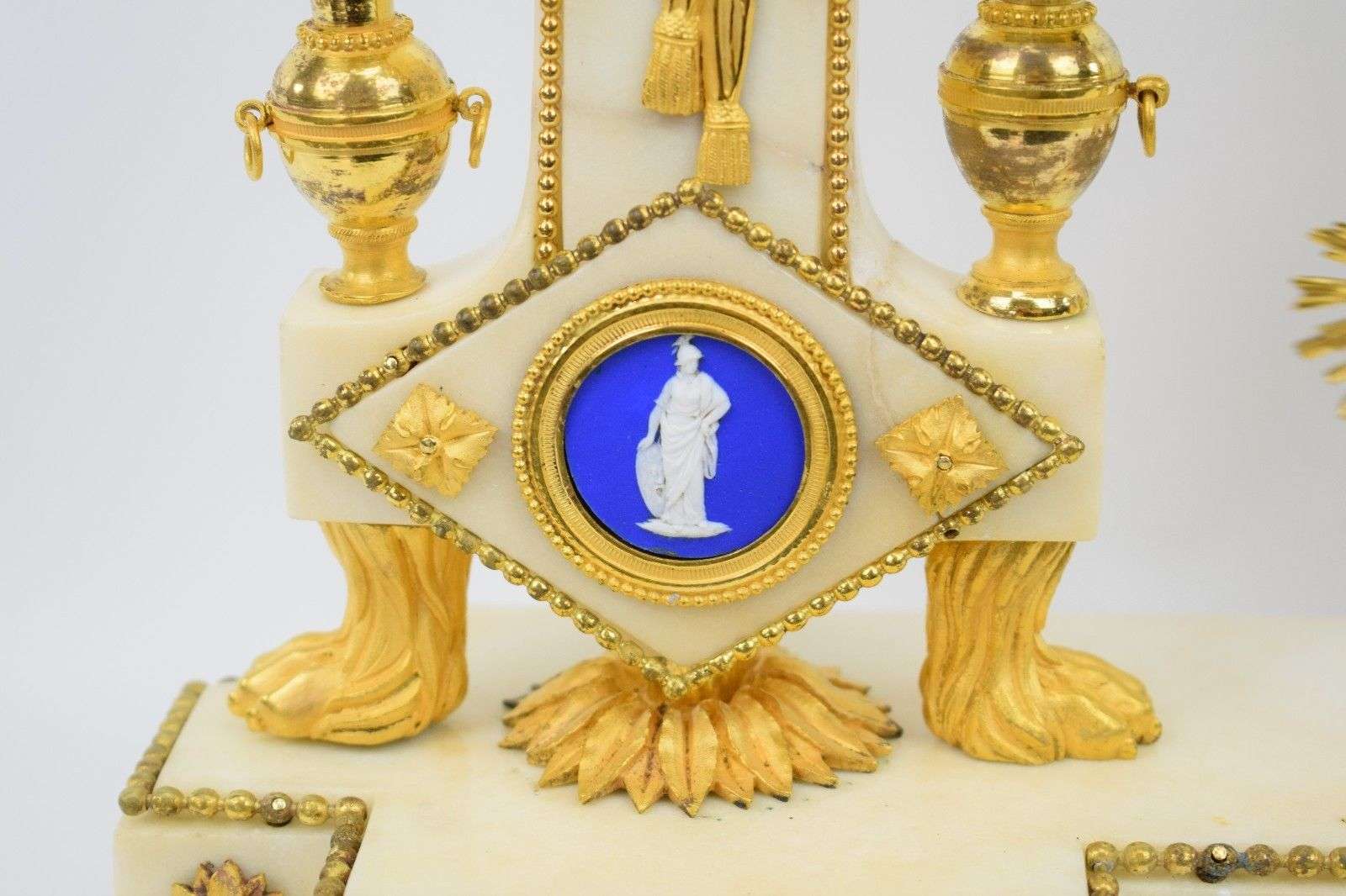 Große Portaluhr aus Carrara Marmor mit feuervergoldeten Bronzen und mythologischen Wedgwoodplaketen a Paris Louis XVI um 1785 – Detail