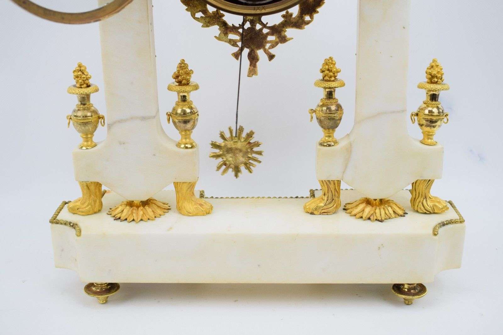 Große Portaluhr aus Carrara Marmor mit feuervergoldeten Bronzen und mythologischen Wedgwoodplaketen a Paris Louis XVI um 1785 – Detail