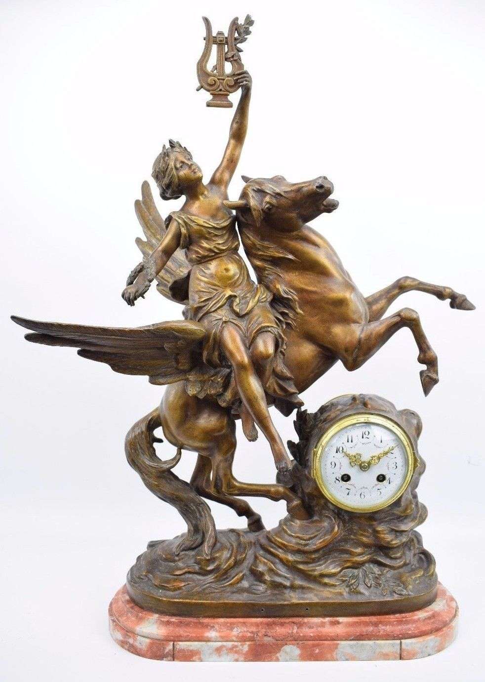 Große Schwere Pendule aus Zemek und Marmor Pegasus um 1900 70cm hoch – Vorderansicht