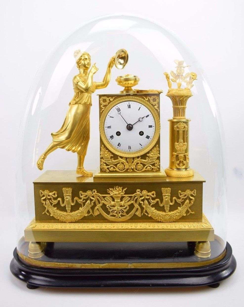Pariser Pendule aus feuervergoldeter Bronze Flora um 1815 Epoque Empire mit Glasdom – Vorderansicht