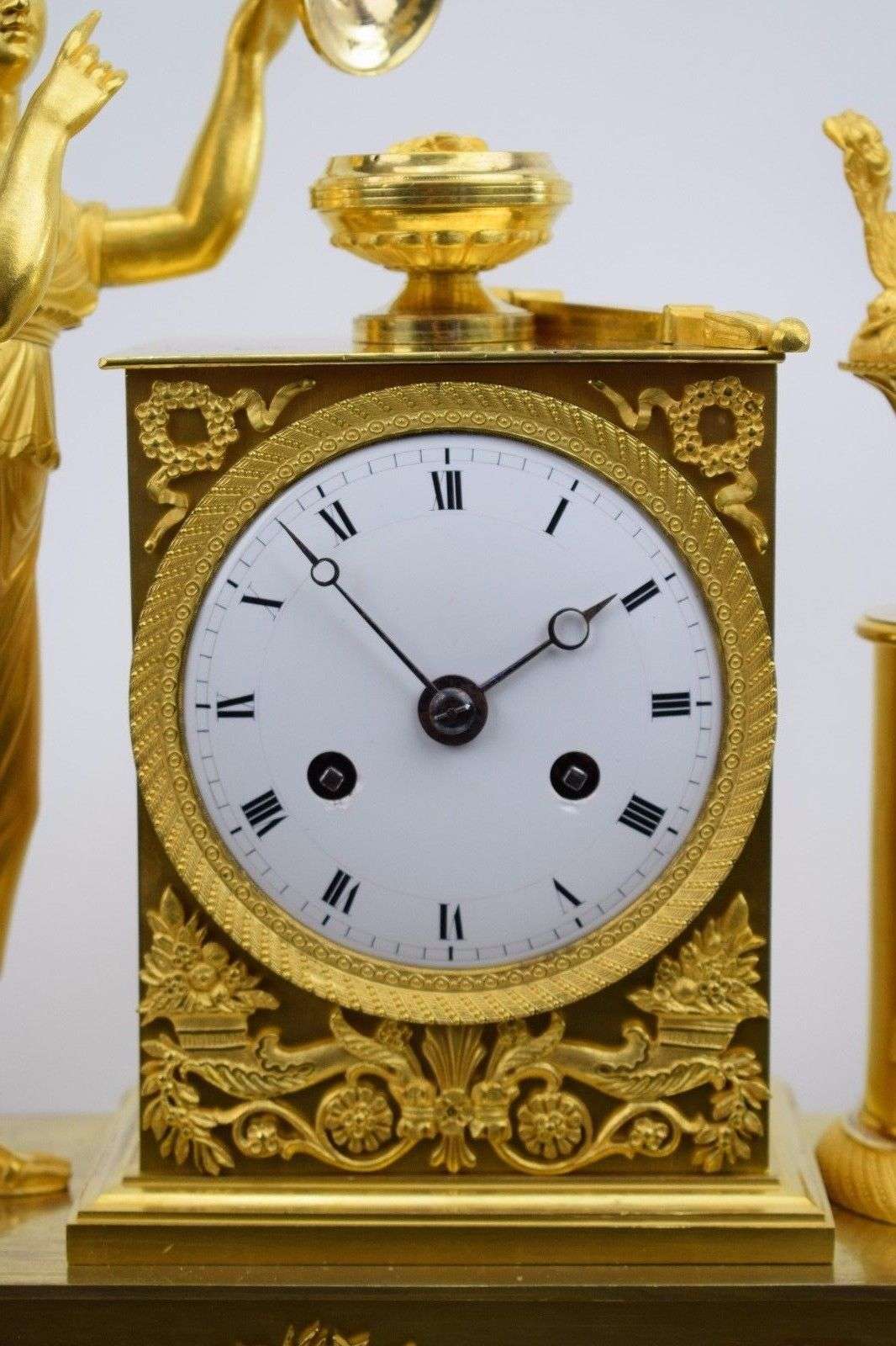 Pariser Pendule aus feuervergoldeter Bronze Flora um 1815 Epoque Empire mit Glasdom – Detail