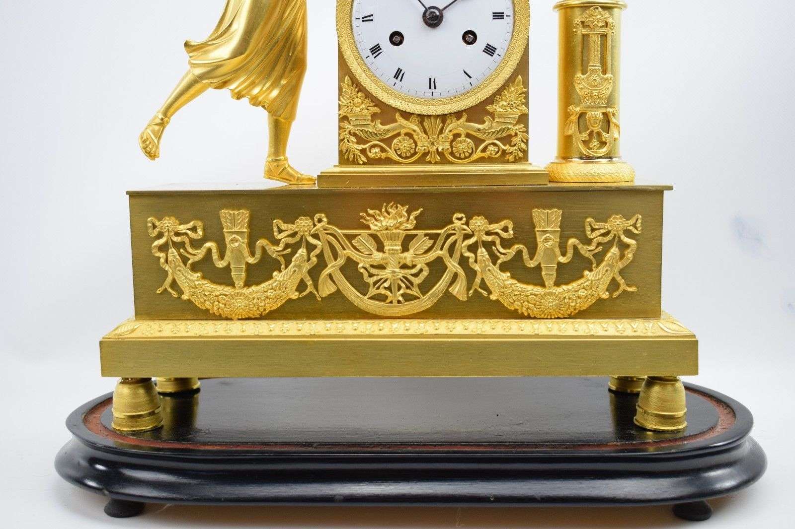 Pariser Pendule aus feuervergoldeter Bronze Flora um 1815 Epoque Empire mit Glasdom – Detail