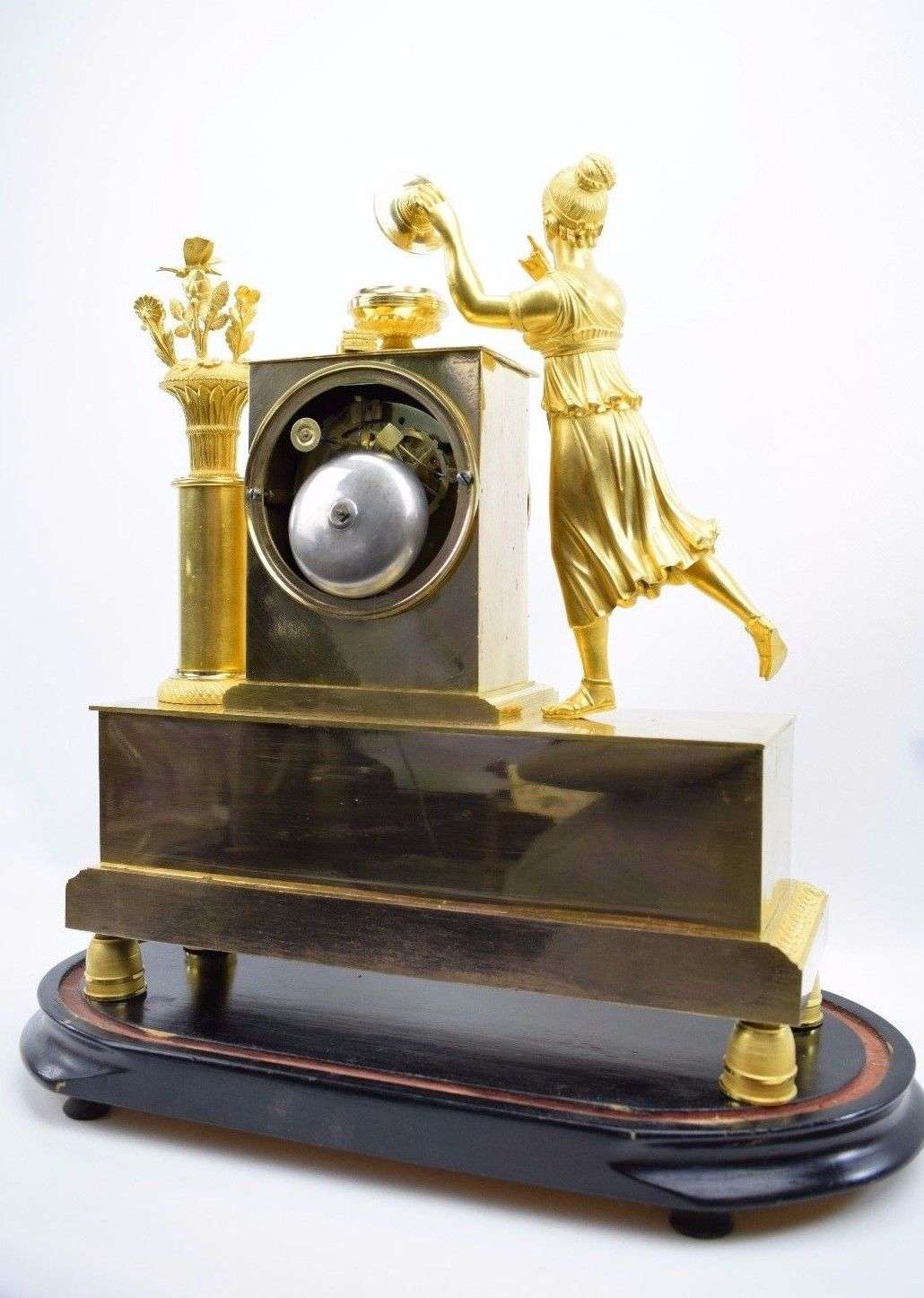 Pariser Pendule aus feuervergoldeter Bronze Flora um 1815 Epoque Empire mit Glasdom – Rückseite