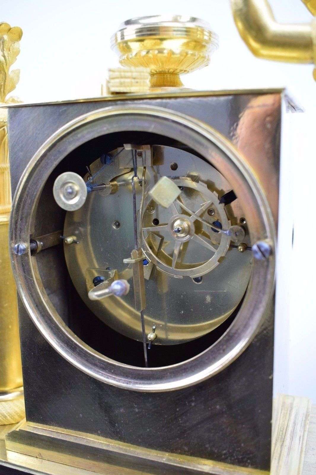 Pariser Pendule aus feuervergoldeter Bronze Flora um 1815 Epoque Empire mit Glasdom – Uhrwerk