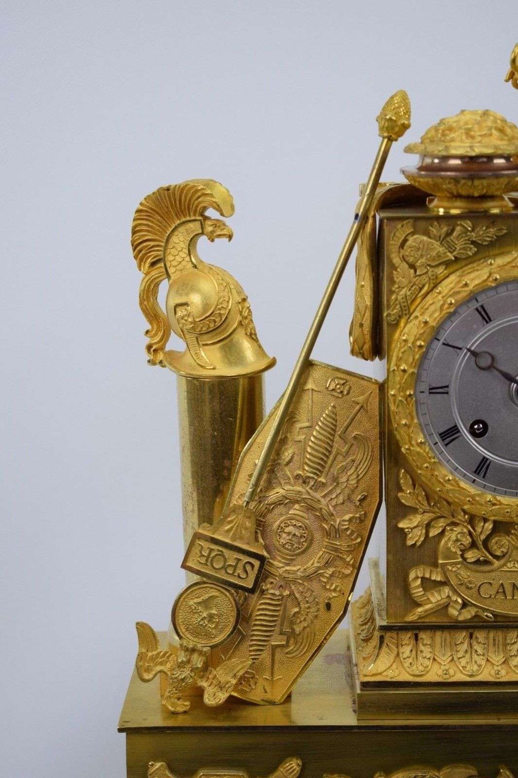 Große, Pariser Pendule aus feuervergoldeter Bronze Hannibal um 1820 vermutlich von Deniere et Matelin – Detail