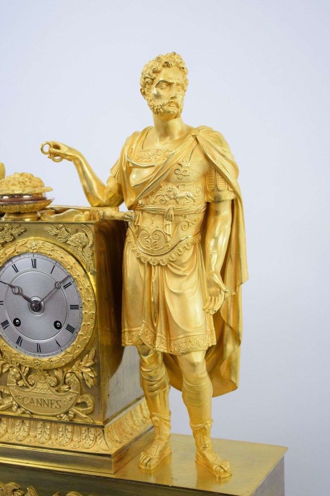 Große, Pariser Pendule aus feuervergoldeter Bronze Hannibal um 1820 vermutlich von Deniere et Matelin – Detail