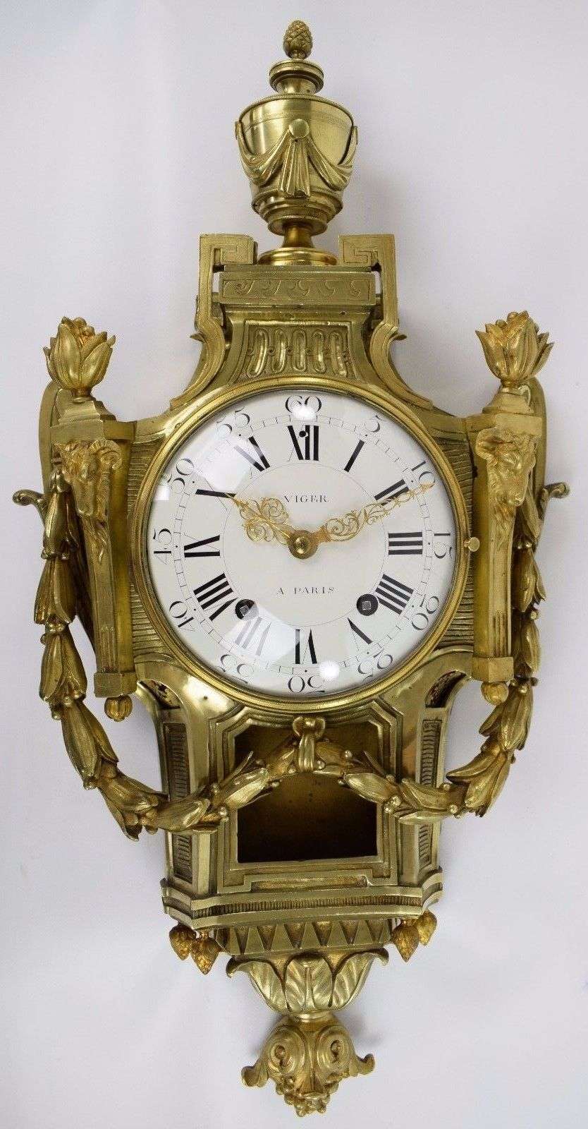 Imposante Carteluhr von Francois Viger A Paris das Gehäuse von Jean Baptiste Osmond um 1770 – Vorderansicht