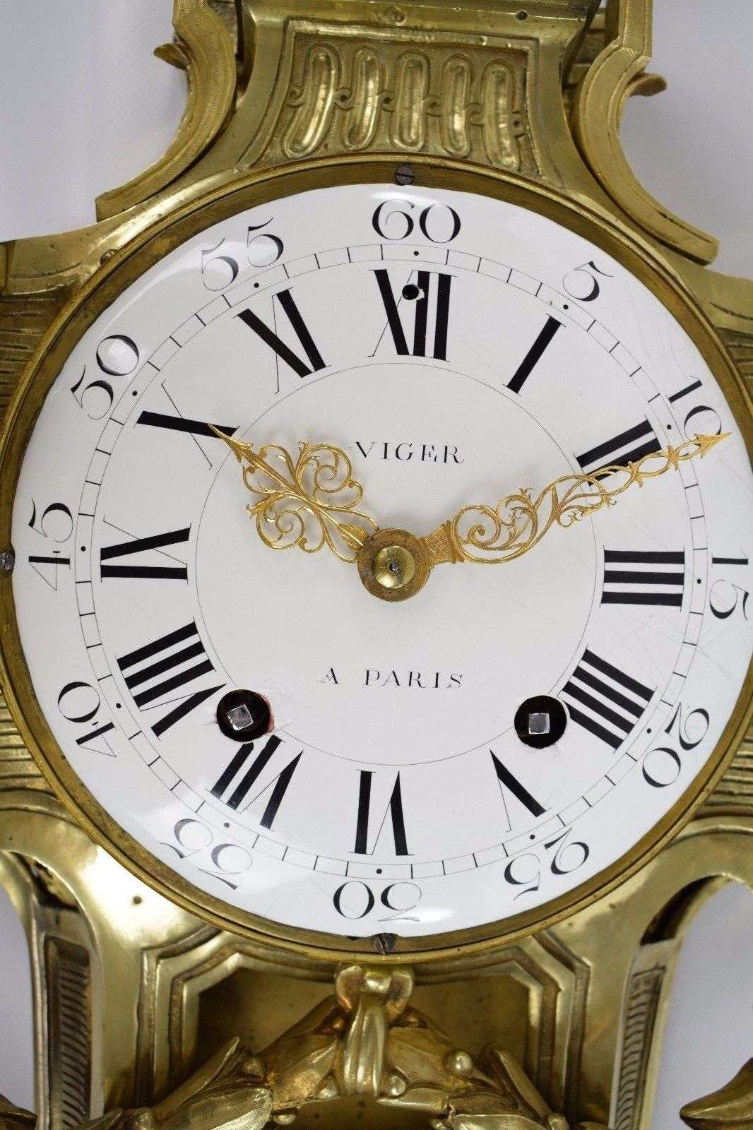 Imposante Carteluhr von Francois Viger A Paris das Gehäuse von Jean Baptiste Osmond um 1770 – Detail