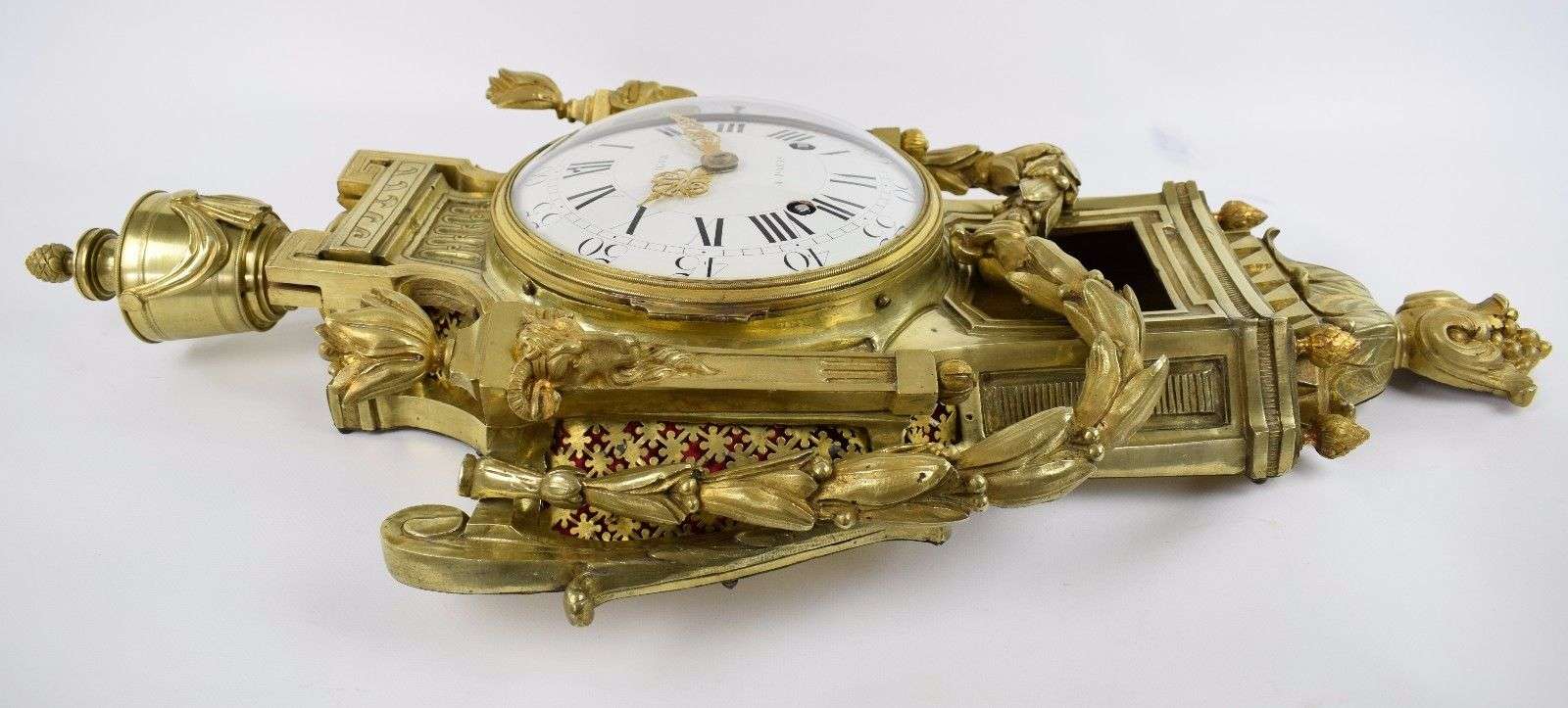 Imposante Carteluhr von Francois Viger A Paris das Gehäuse von Jean Baptiste Osmond um 1770 – Detail