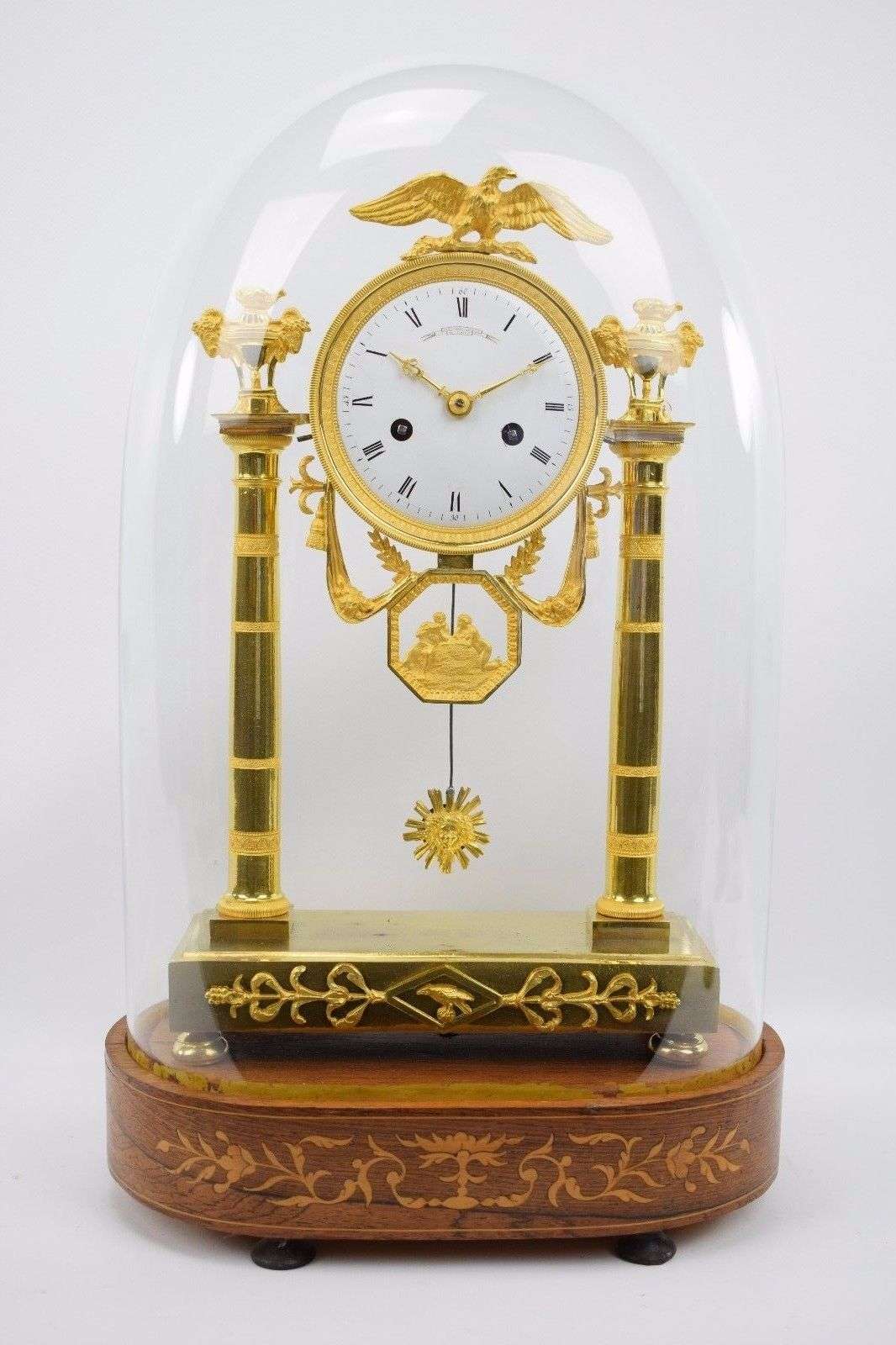 Edle Portaluhr aus feuervergoldeter Bronze von Gaston Jolly Paris Directoire um 1795 – Vorderansicht