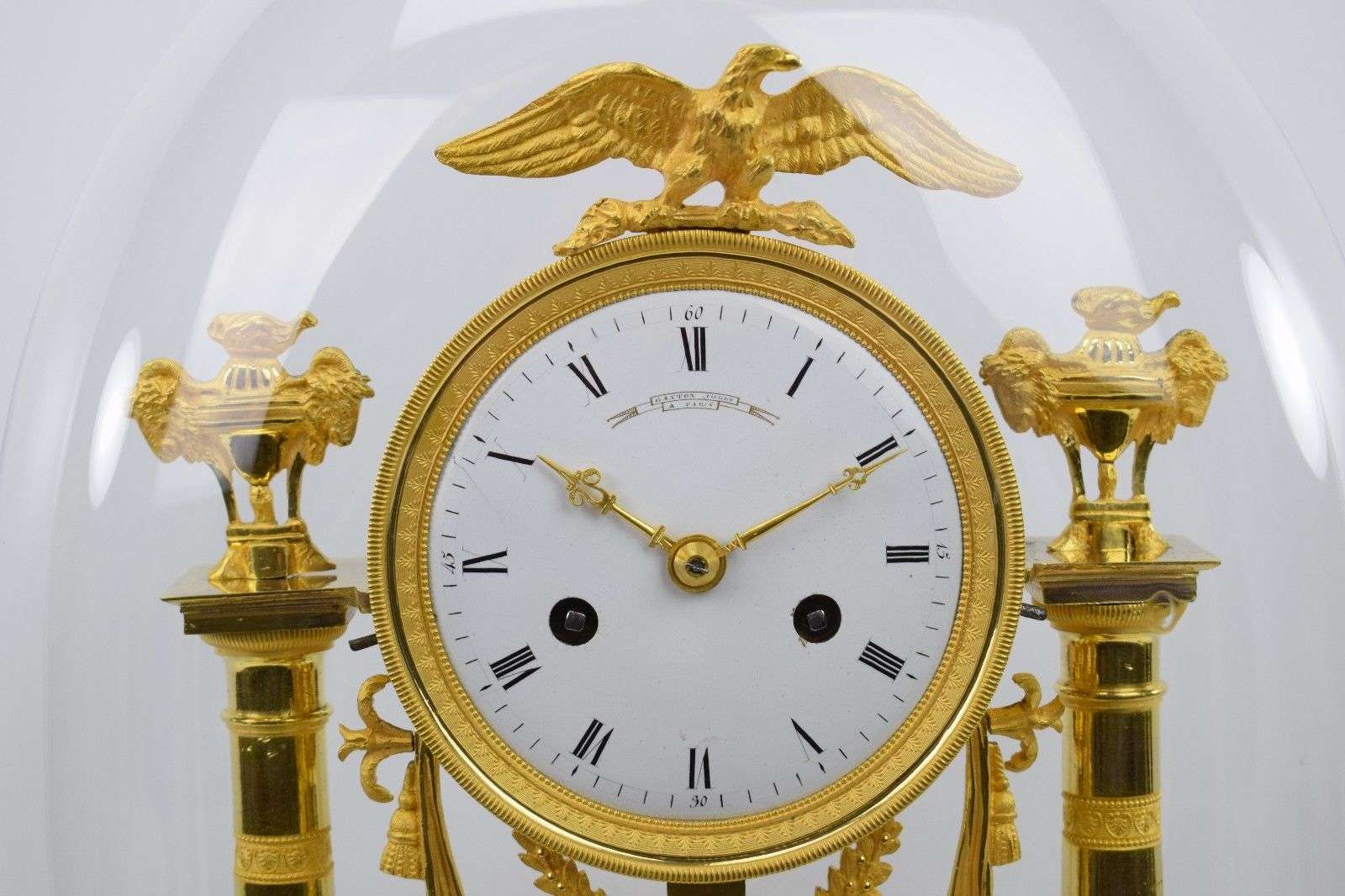 Edle Portaluhr aus feuervergoldeter Bronze von Gaston Jolly Paris Directoire um 1795 – Detail