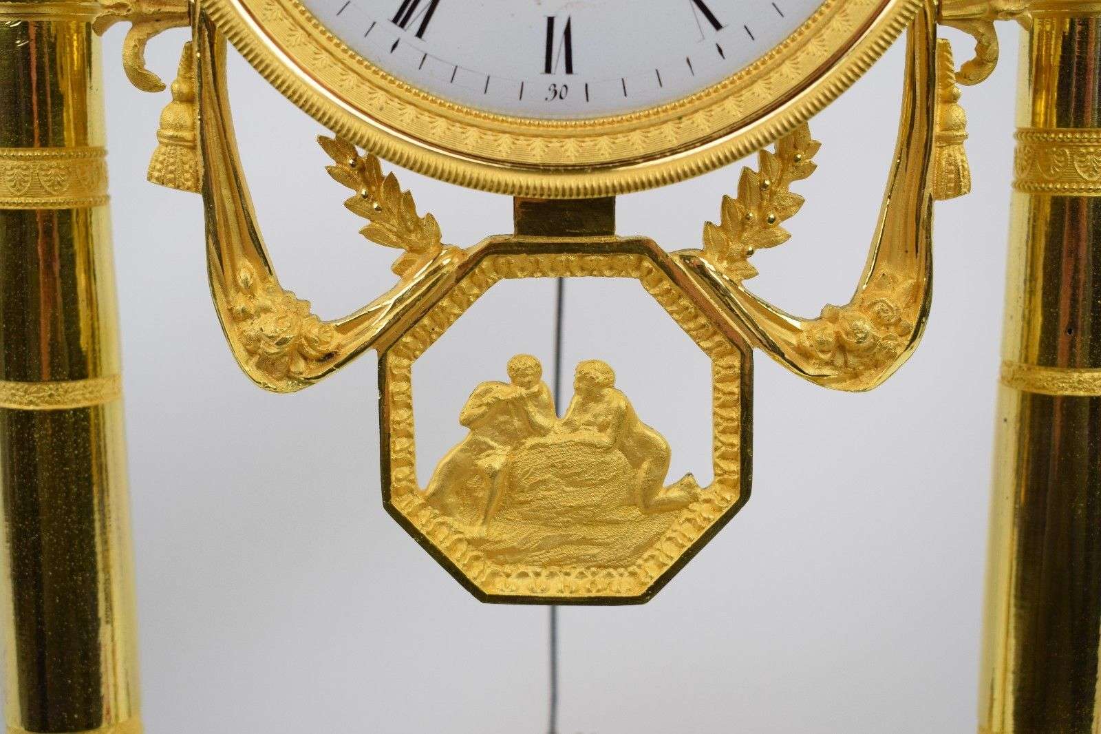 Edle Portaluhr aus feuervergoldeter Bronze von Gaston Jolly Paris Directoire um 1795 – Detail