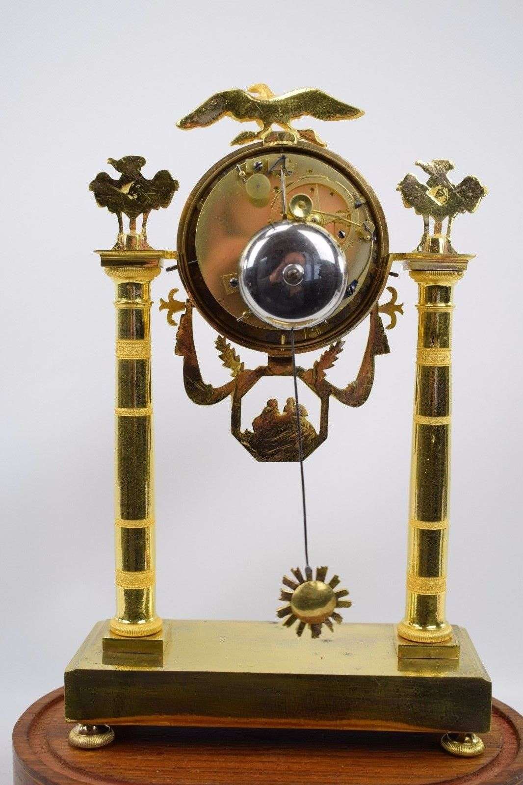 Edle Portaluhr aus feuervergoldeter Bronze von Gaston Jolly Paris Directoire um 1795 – Rückseite