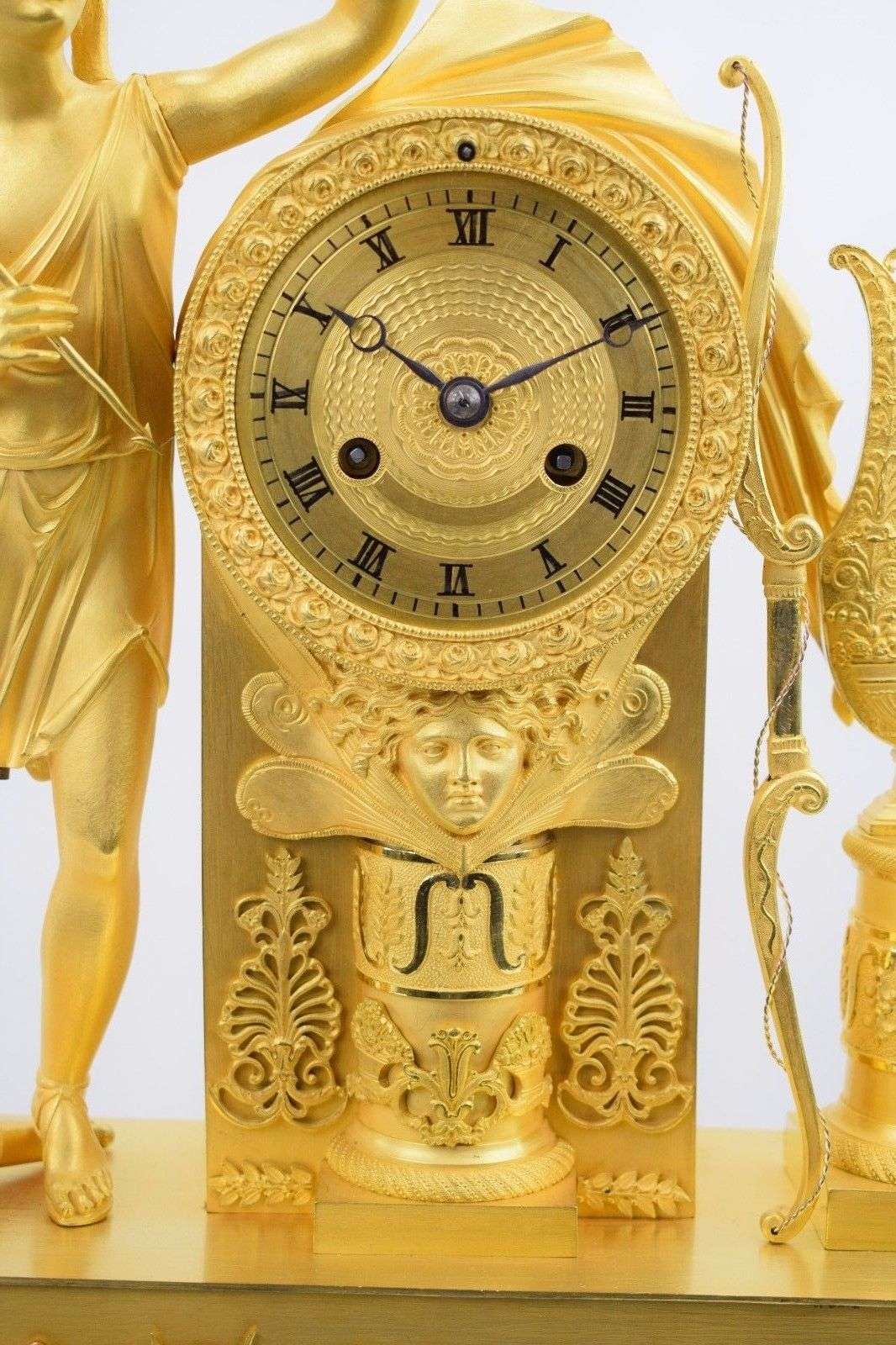 Große, Pariser Pendule aus feuervergoldeter Bronze Amor und Psyche um 1815 Epoque Empire – Detail