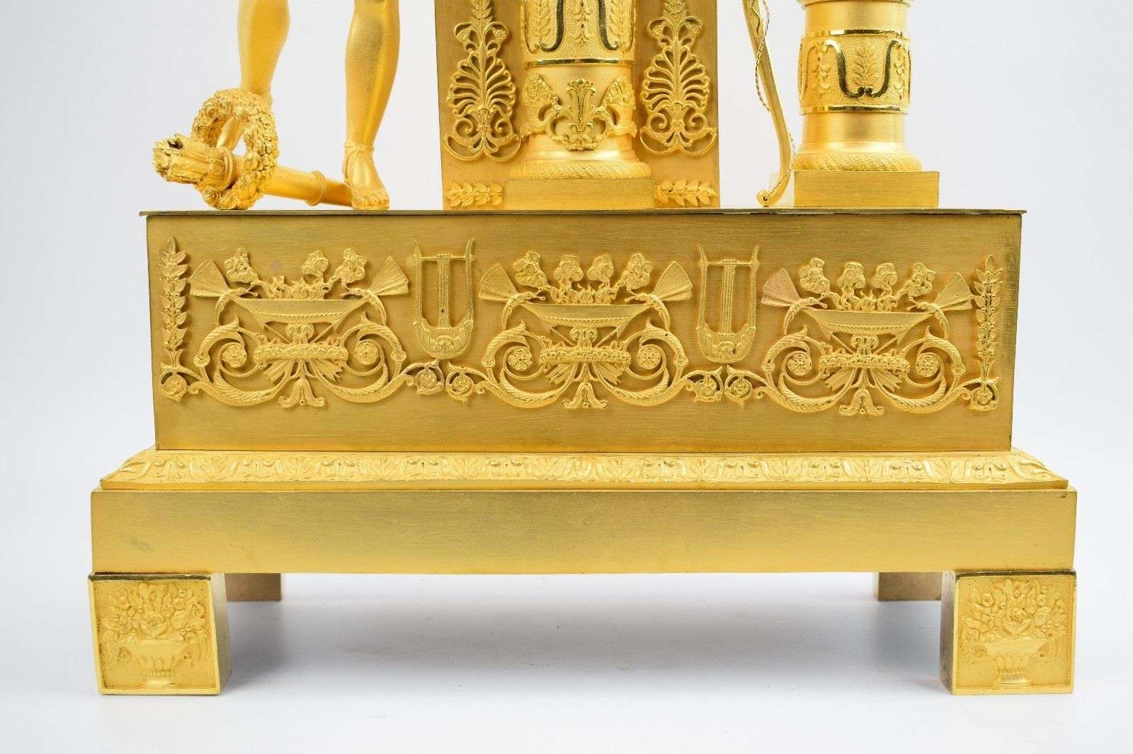 Große, Pariser Pendule aus feuervergoldeter Bronze Amor und Psyche um 1815 Epoque Empire – Detail