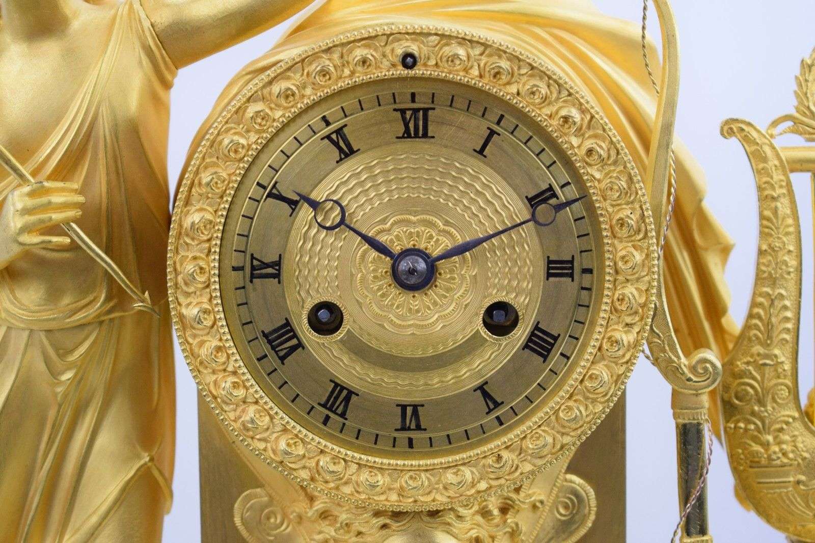Große, Pariser Pendule aus feuervergoldeter Bronze Amor und Psyche um 1815 Epoque Empire – Detail