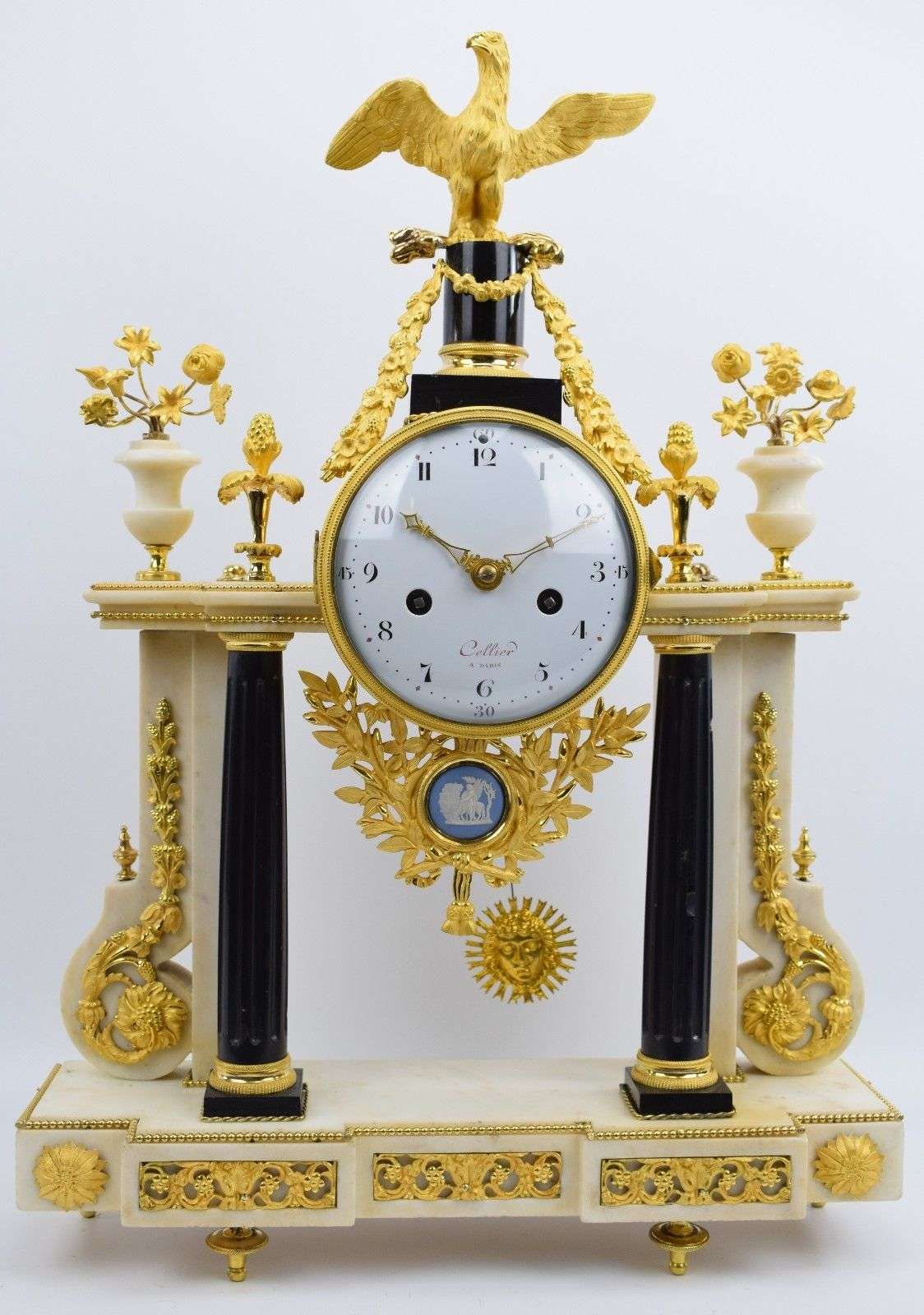 Große Portaluhr aus Carrara Marmor mit feuervergoldeten Bronzen Cellier A Paris Louis XVI um 1785 – Vorderansicht