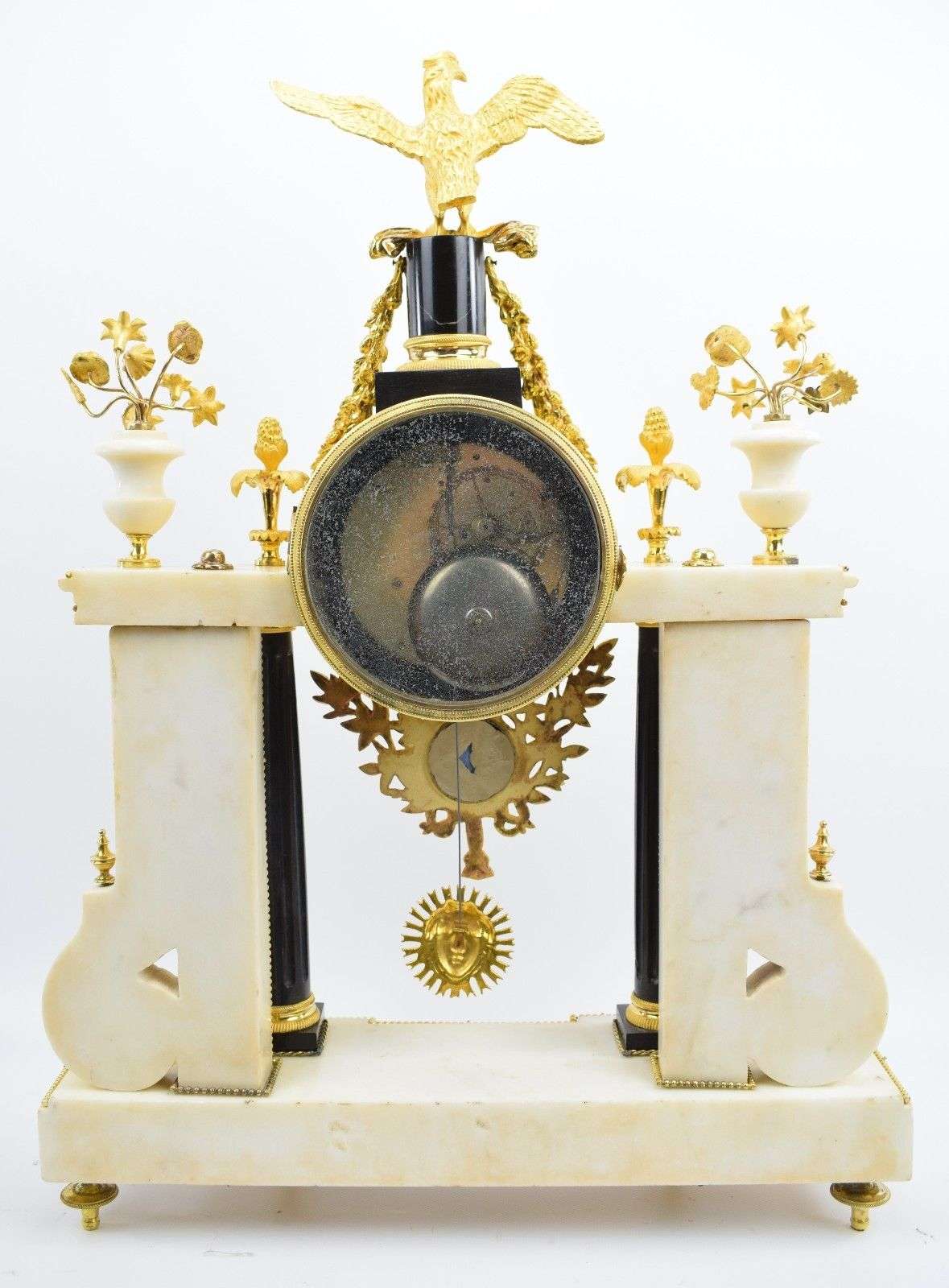 Große Portaluhr aus Carrara Marmor mit feuervergoldeten Bronzen Cellier A Paris Louis XVI um 1785 – Rückseite