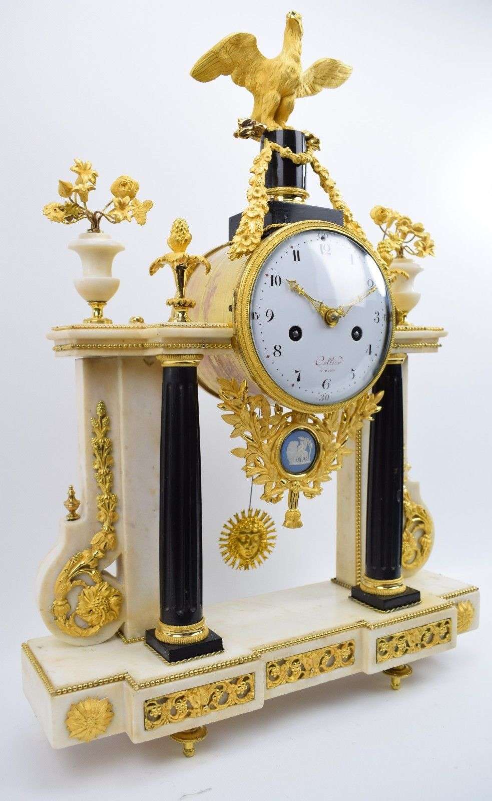 Große Portaluhr aus Carrara Marmor mit feuervergoldeten Bronzen Cellier A Paris Louis XVI um 1785 – Detail