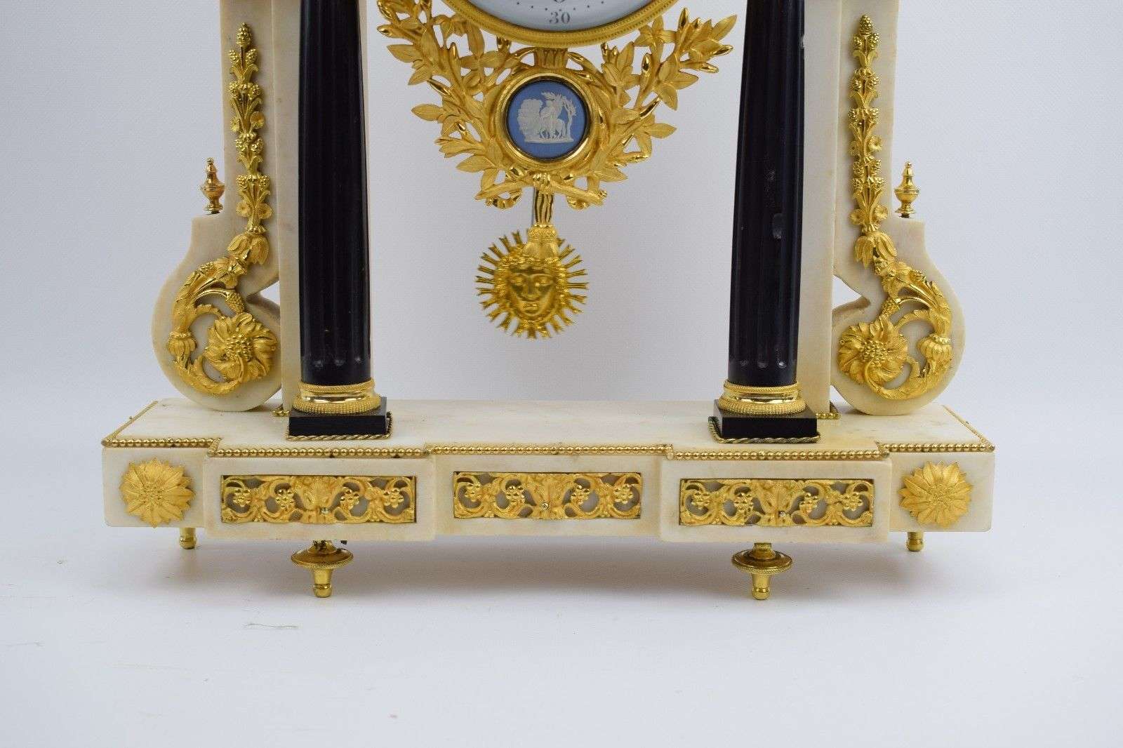 Große Portaluhr aus Carrara Marmor mit feuervergoldeten Bronzen Cellier A Paris Louis XVI um 1785 – Detail