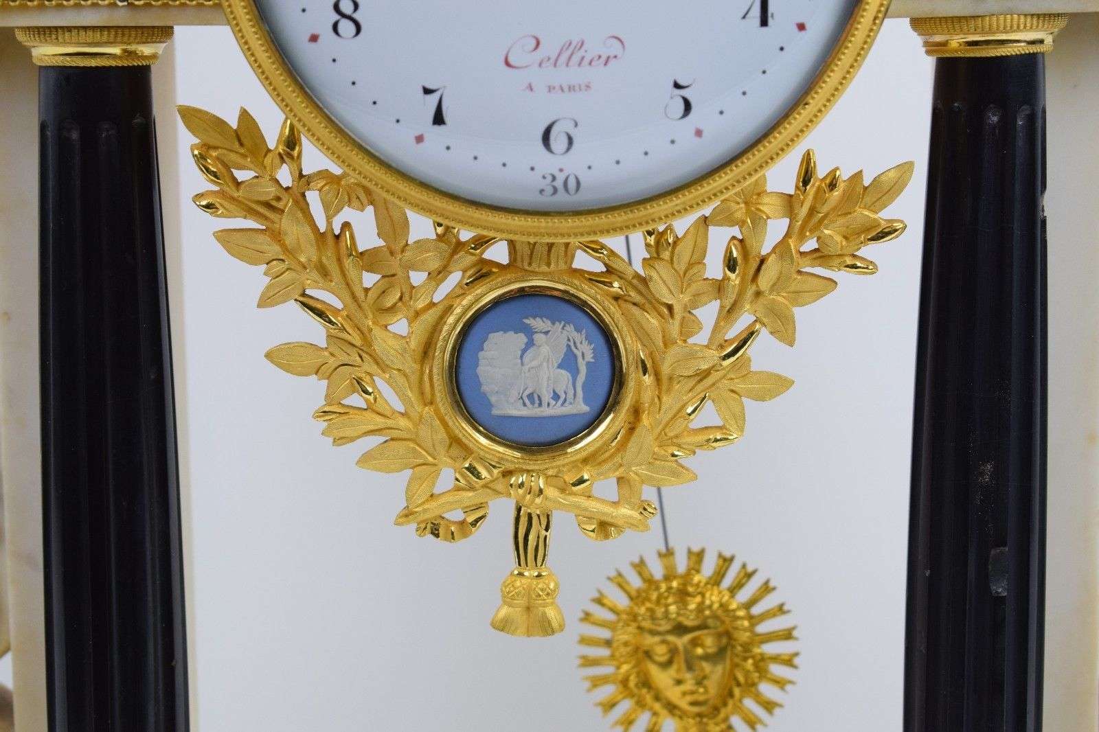 Große Portaluhr aus Carrara Marmor mit feuervergoldeten Bronzen Cellier A Paris Louis XVI um 1785 – Detail