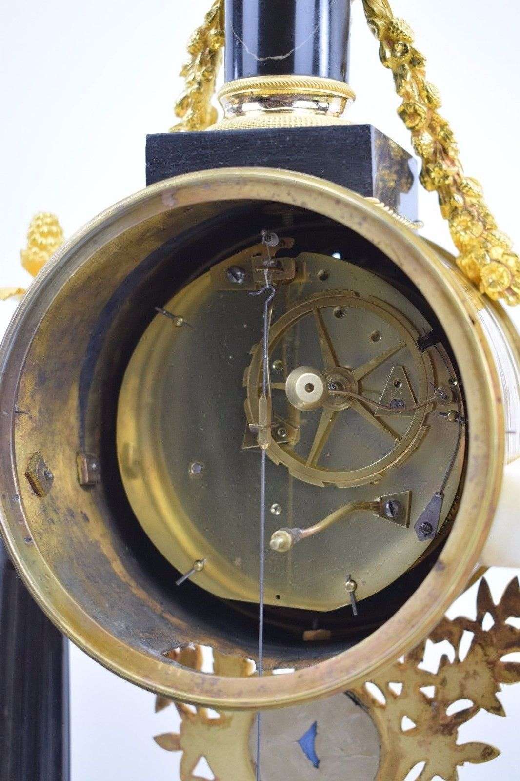 Große Portaluhr aus Carrara Marmor mit feuervergoldeten Bronzen Cellier A Paris Louis XVI um 1785 – Uhrwerk