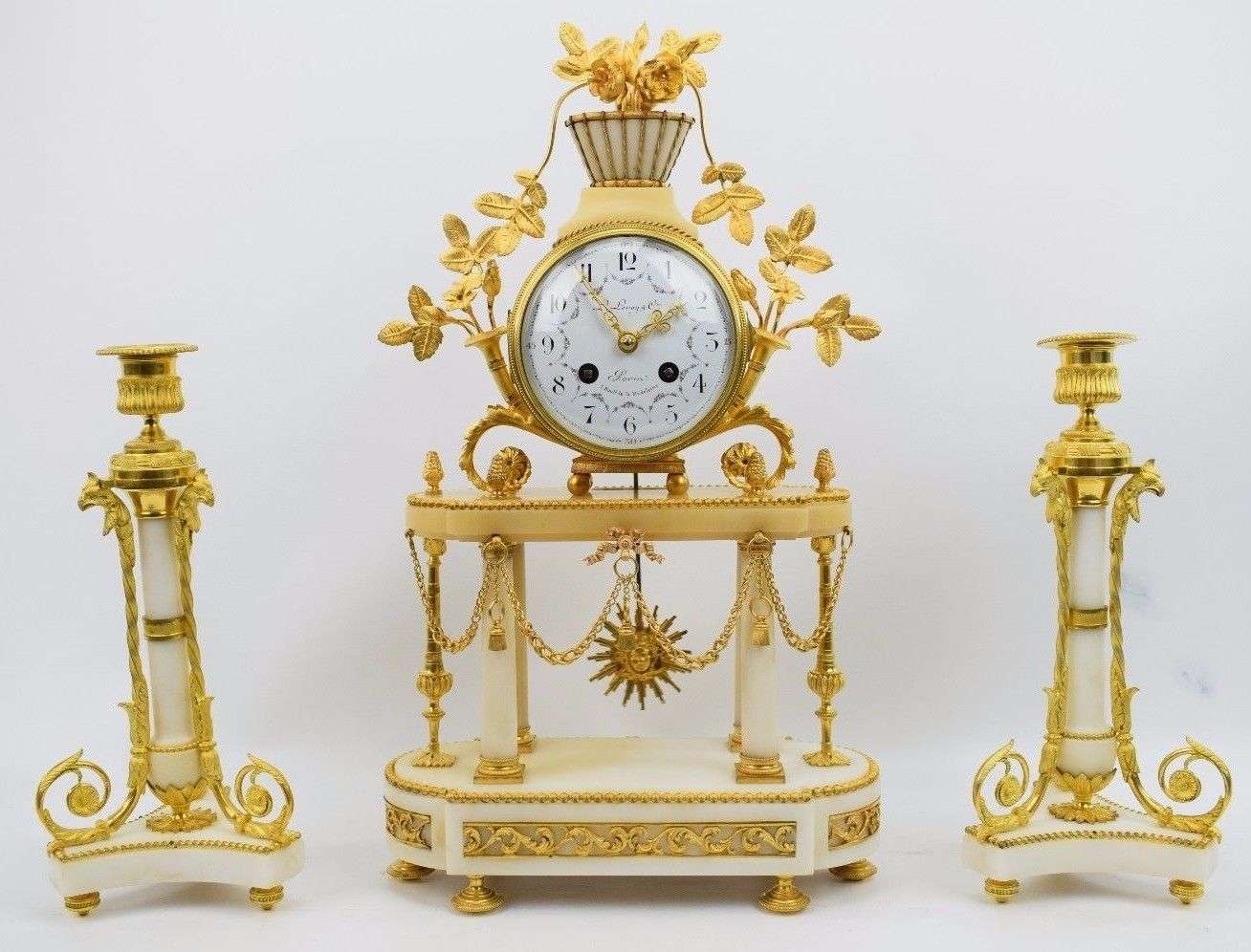 Edle Portaluhren-Garnitur von L. Leroy et Cie A Paris um 1895 mit passenden Kandelabern (Bronze vermutlich von Henry Picard) – Vorderansicht