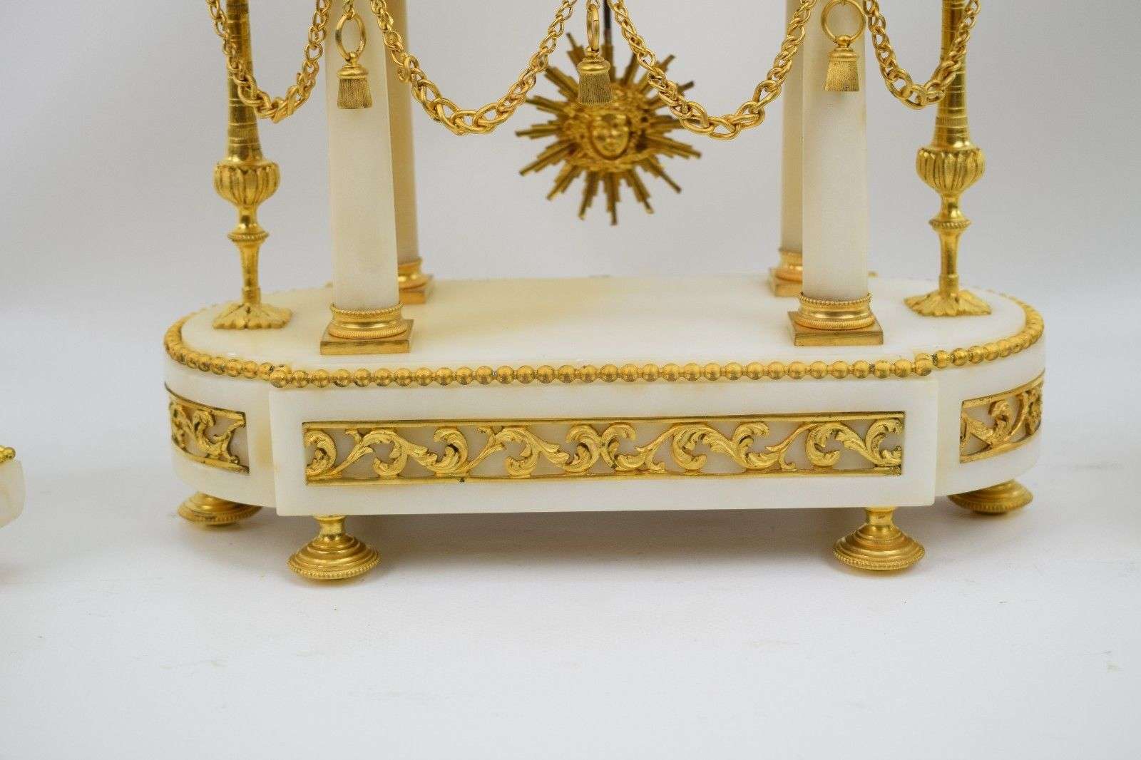 Edle Portaluhren-Garnitur von L. Leroy et Cie A Paris um 1895 mit passenden Kandelabern (Bronze vermutlich von Henry Picard) – Detail