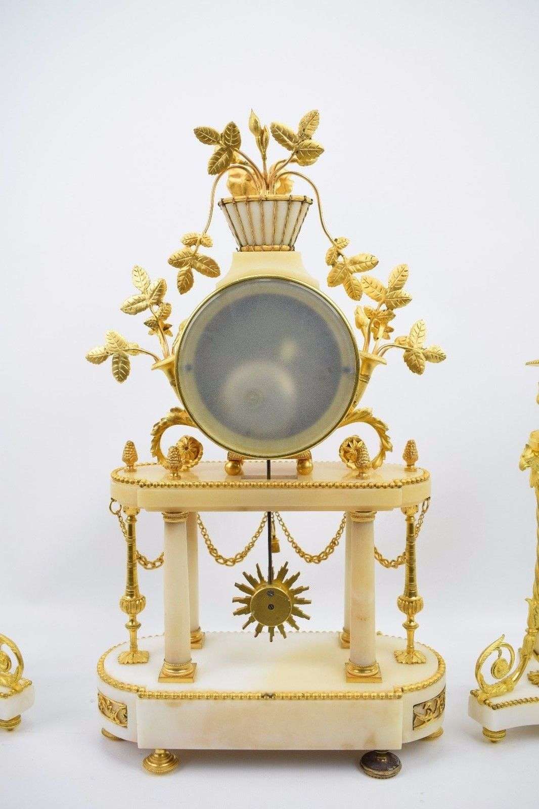 Edle Portaluhren-Garnitur von L. Leroy et Cie A Paris um 1895 mit passenden Kandelabern (Bronze vermutlich von Henry Picard) – Rückseite