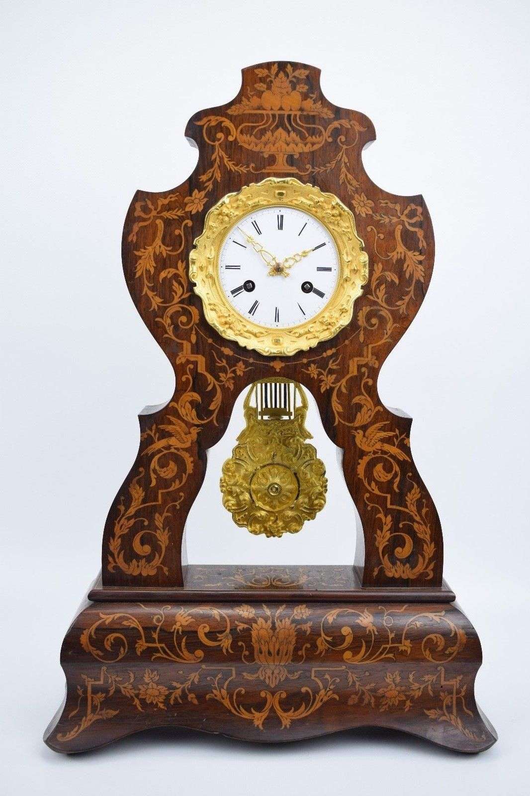 Portaluhr in seltener Form mit Intarsien und feuervergoldeten Bronzen, Uhrwerk voll-vernickelt, Louis Philippe um 1840 – Vorderansicht