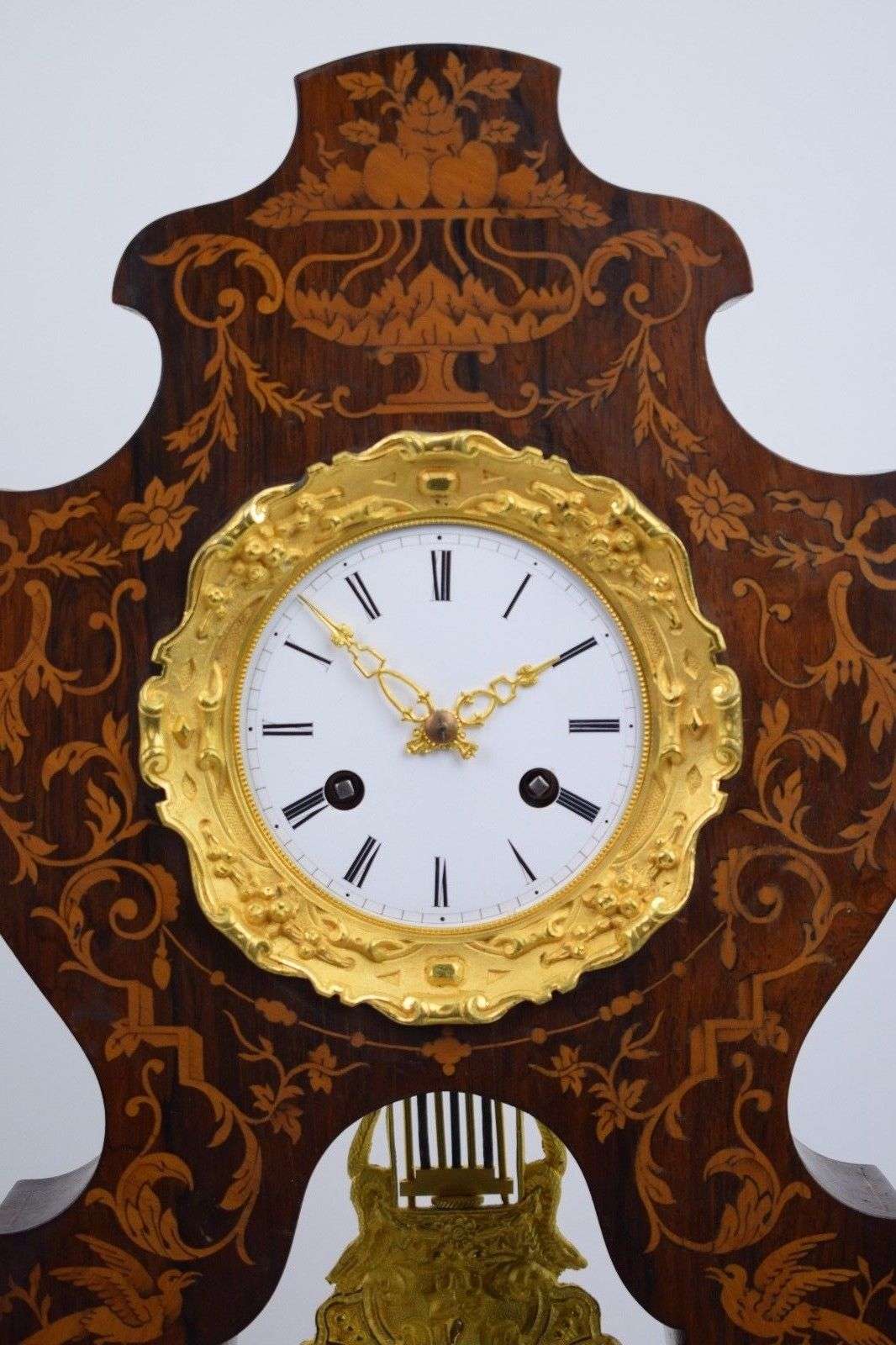 Portaluhr in seltener Form mit Intarsien und feuervergoldeten Bronzen, Uhrwerk voll-vernickelt, Louis Philippe um 1840 – Detail