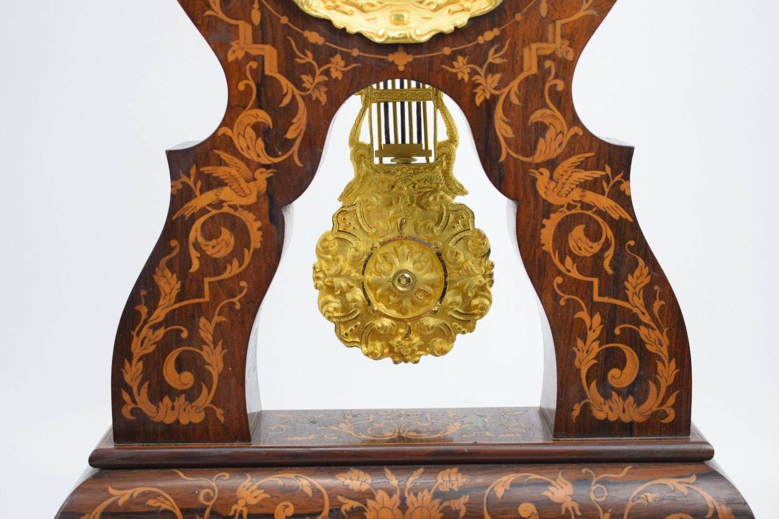 Portaluhr in seltener Form mit Intarsien und feuervergoldeten Bronzen, Uhrwerk voll-vernickelt, Louis Philippe um 1840 – Detail