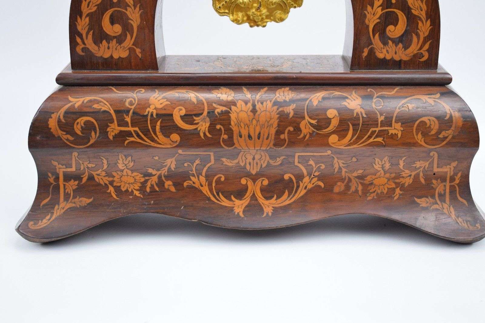 Portaluhr in seltener Form mit Intarsien und feuervergoldeten Bronzen, Uhrwerk voll-vernickelt, Louis Philippe um 1840 – Detail