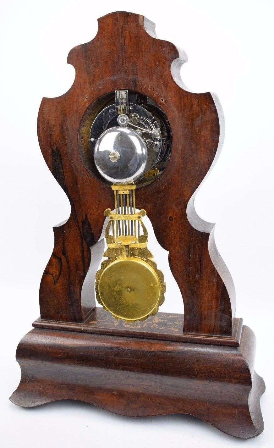 Portaluhr in seltener Form mit Intarsien und feuervergoldeten Bronzen, Uhrwerk voll-vernickelt, Louis Philippe um 1840 – Rückseite
