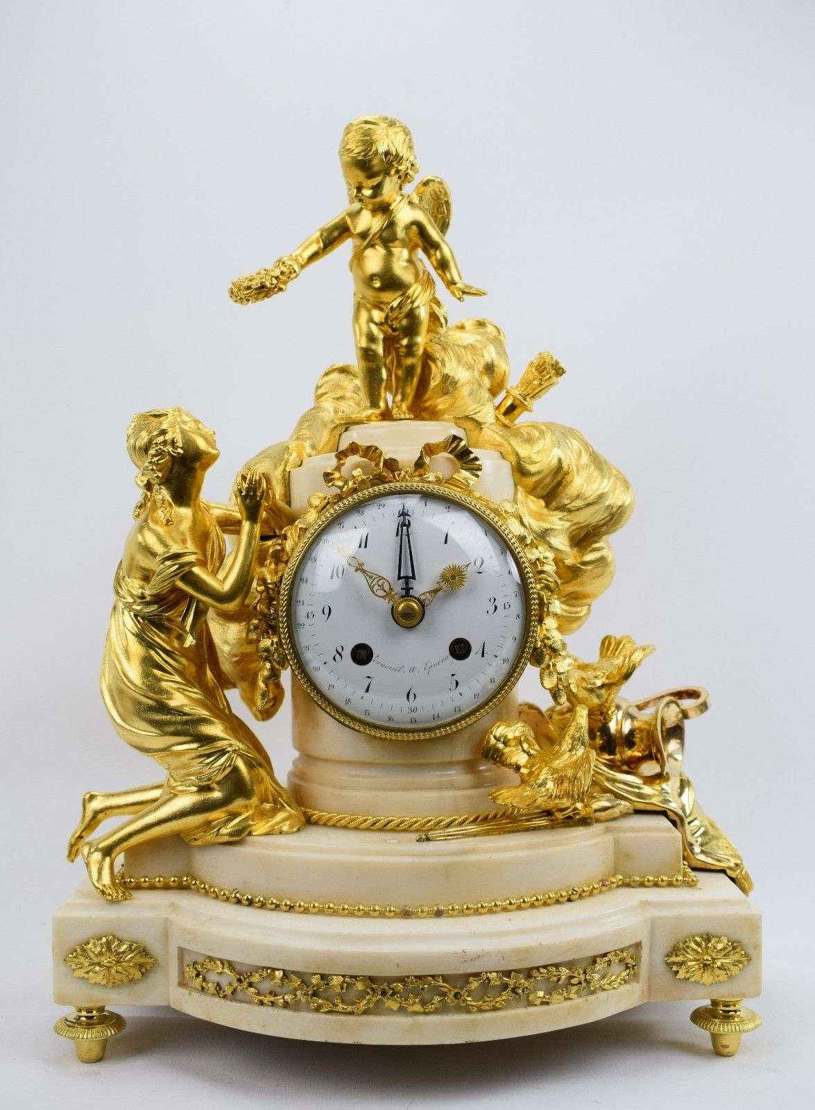 Museale, feuervergloldete Bronzependule "Qui que tu sois, je suis ton maitre" ("Gleich wer du bist, hier ist dein Meister") bez. Verneuil a Epernay Louis XVI um 1780 – Vorderansicht