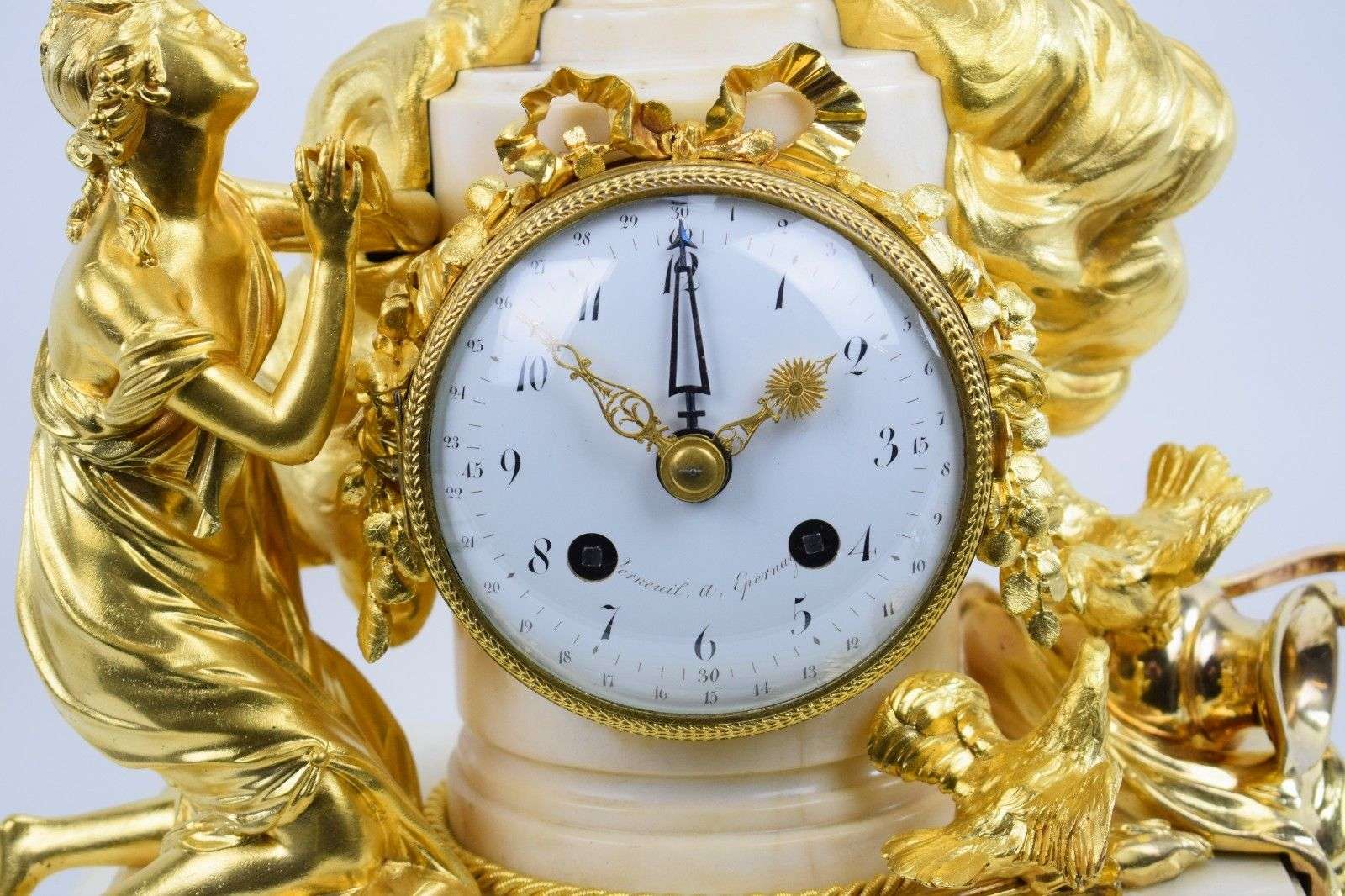 Museale, feuervergloldete Bronzependule "Qui que tu sois, je suis ton maitre" ("Gleich wer du bist, hier ist dein Meister") bez. Verneuil a Epernay Louis XVI um 1780 – Detail