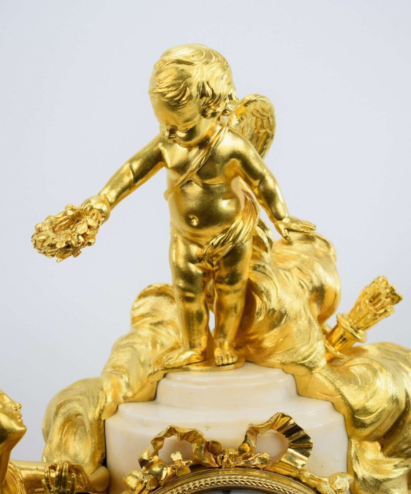 Museale, feuervergloldete Bronzependule "Qui que tu sois, je suis ton maitre" ("Gleich wer du bist, hier ist dein Meister") bez. Verneuil a Epernay Louis XVI um 1780 – Detail