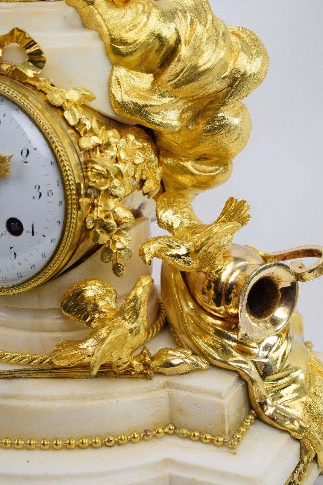 Museale, feuervergloldete Bronzependule "Qui que tu sois, je suis ton maitre" ("Gleich wer du bist, hier ist dein Meister") bez. Verneuil a Epernay Louis XVI um 1780 – Detail