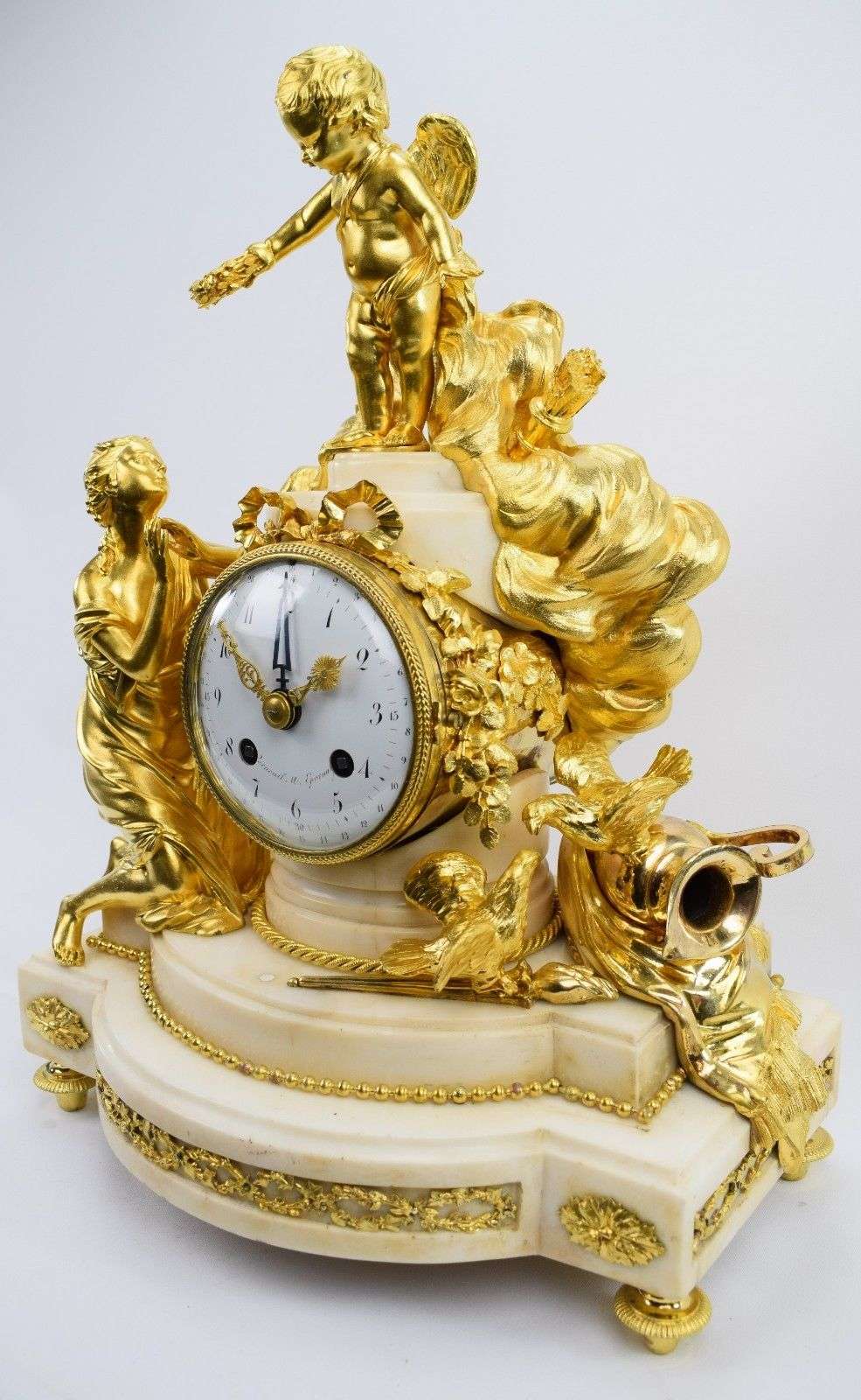 Museale, feuervergloldete Bronzependule "Qui que tu sois, je suis ton maitre" ("Gleich wer du bist, hier ist dein Meister") bez. Verneuil a Epernay Louis XVI um 1780 – Detail