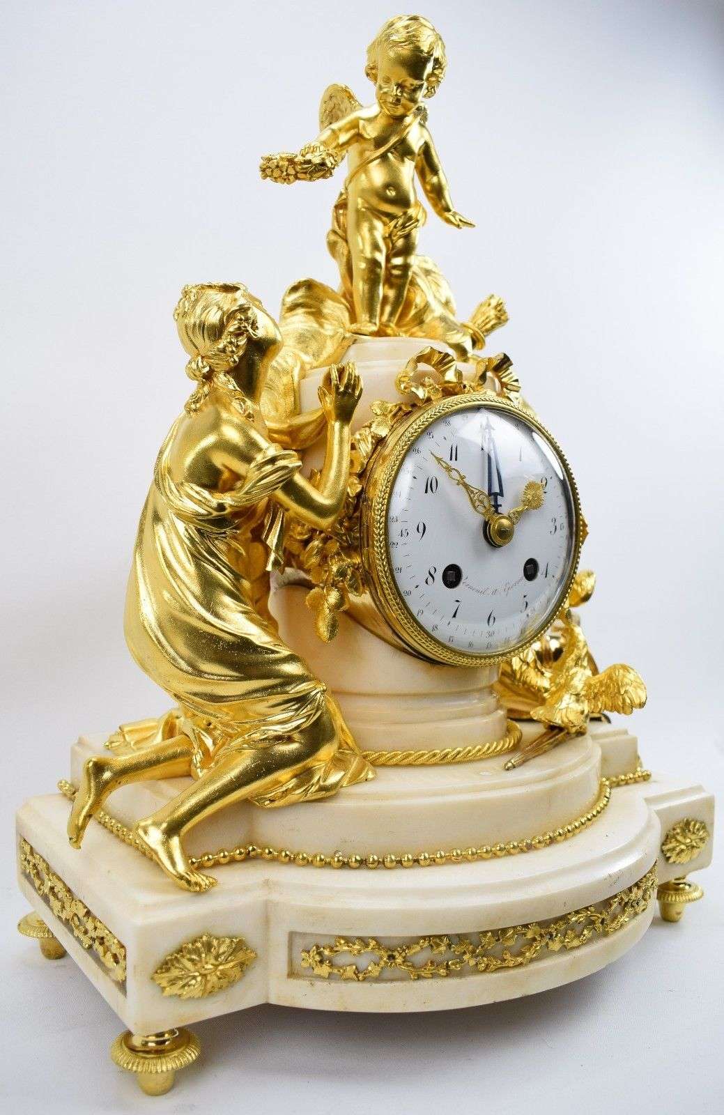 Museale, feuervergloldete Bronzependule "Qui que tu sois, je suis ton maitre" ("Gleich wer du bist, hier ist dein Meister") bez. Verneuil a Epernay Louis XVI um 1780 – Detail