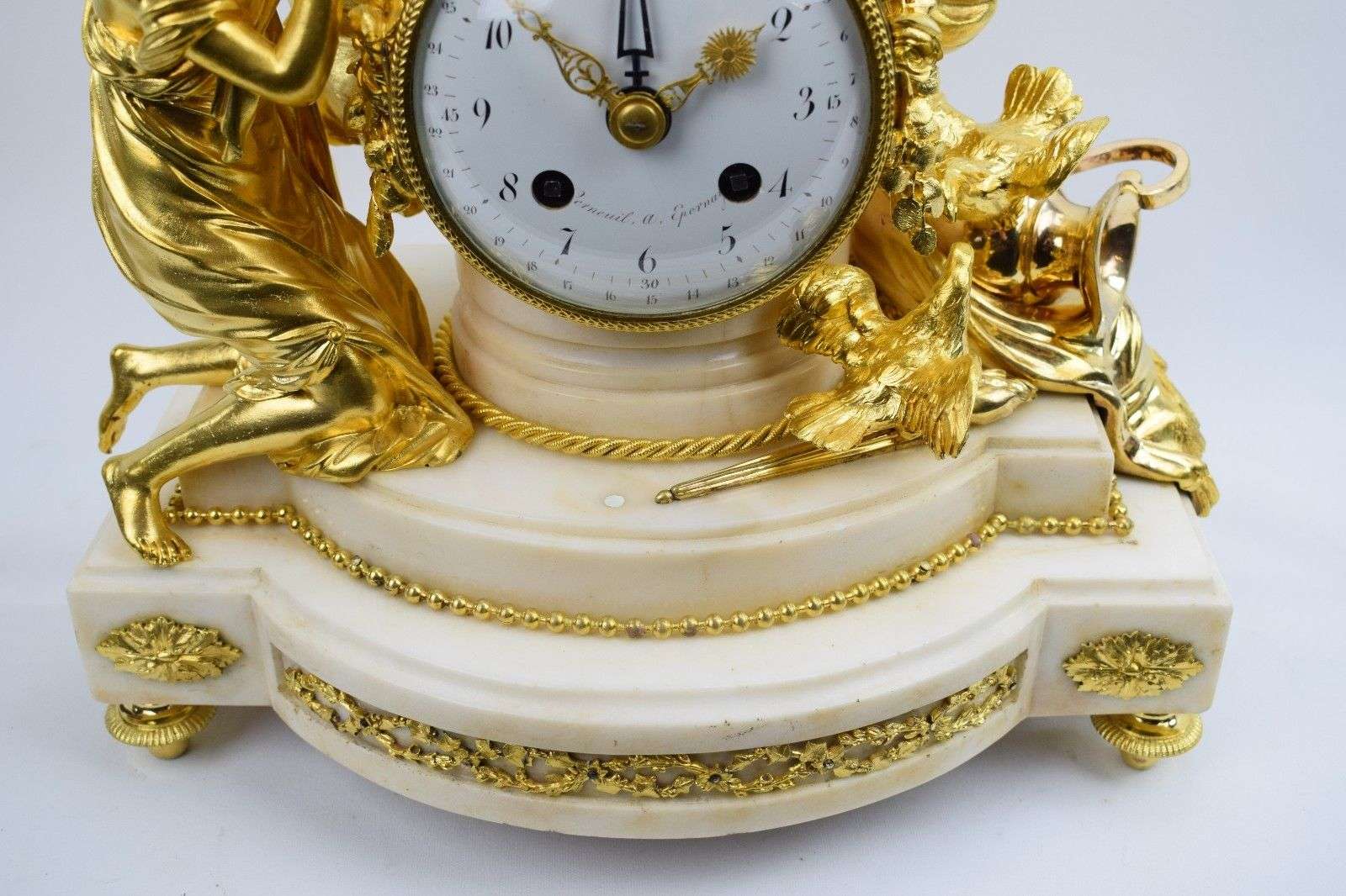 Museale, feuervergloldete Bronzependule "Qui que tu sois, je suis ton maitre" ("Gleich wer du bist, hier ist dein Meister") bez. Verneuil a Epernay Louis XVI um 1780 – Detail