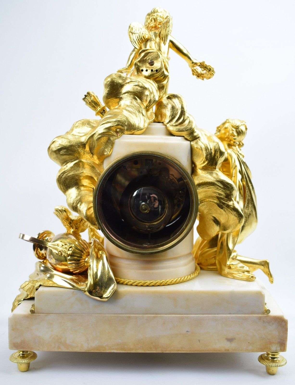 Museale, feuervergloldete Bronzependule "Qui que tu sois, je suis ton maitre" ("Gleich wer du bist, hier ist dein Meister") bez. Verneuil a Epernay Louis XVI um 1780 – Rückseite