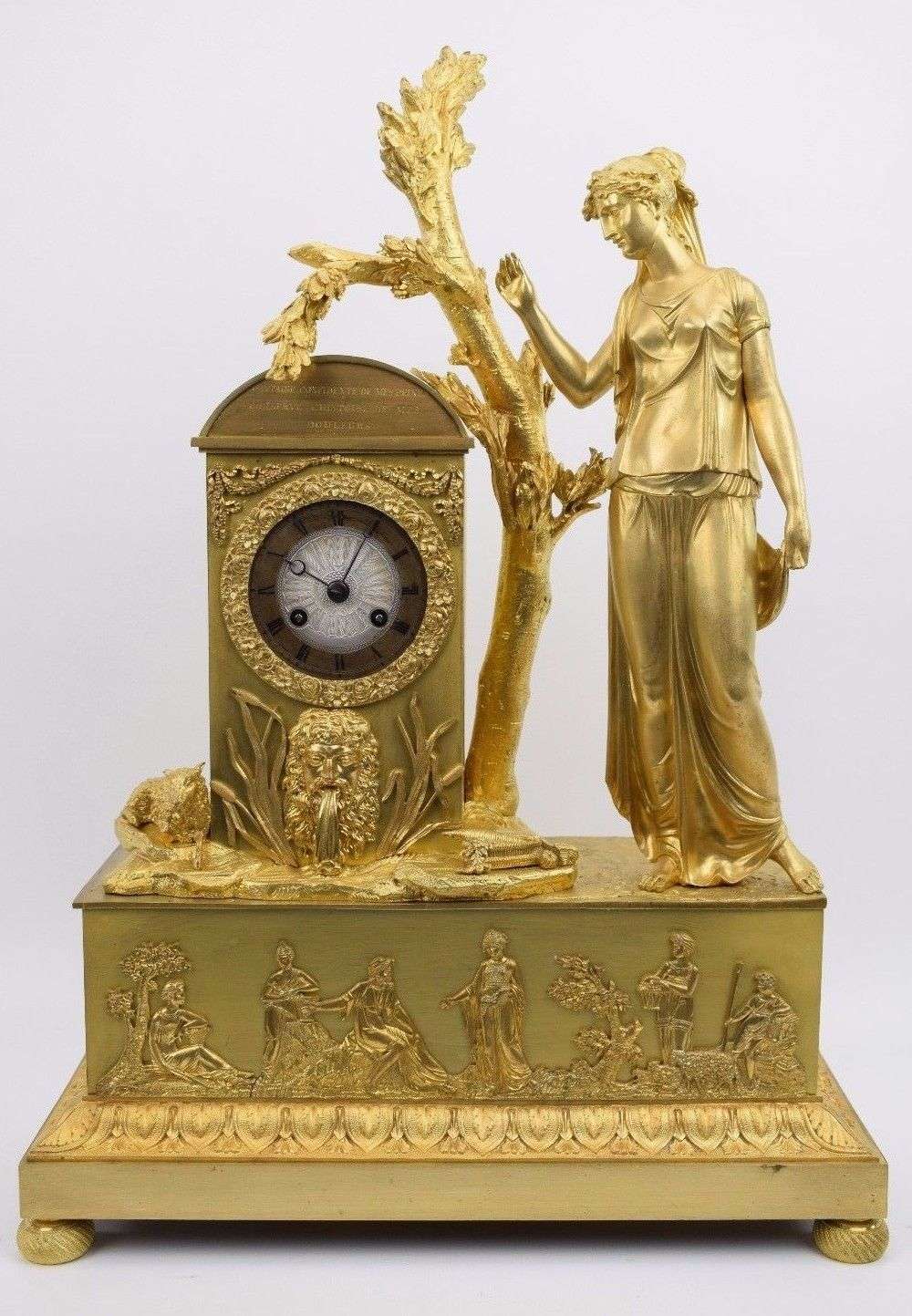 Seltene Pariser Pendule aus vergoldeter Bronze Daphne? am Lorbeerbaum um 1810 Epoque Empire – Vorderansicht