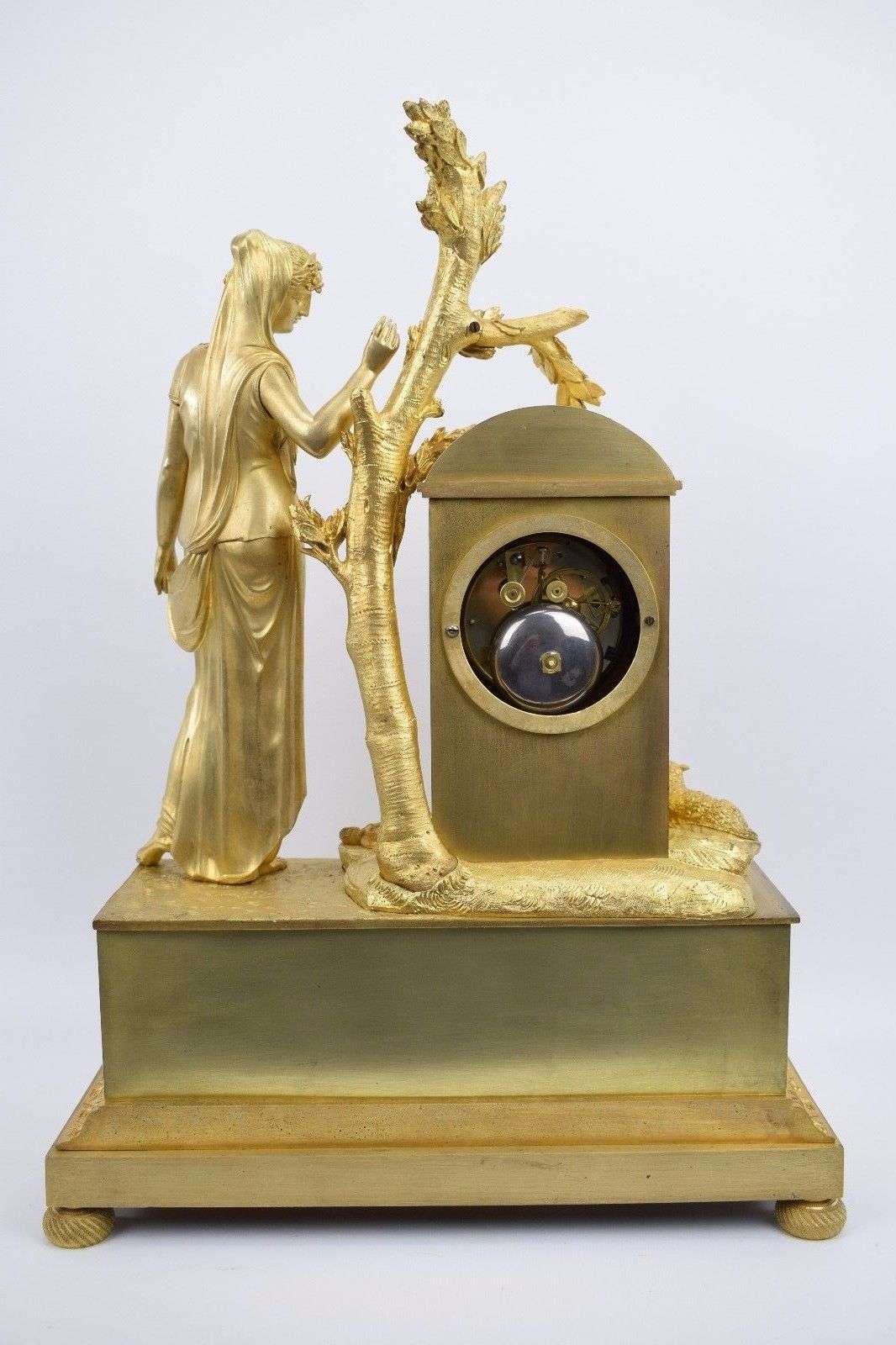 Seltene Pariser Pendule aus vergoldeter Bronze Daphne? am Lorbeerbaum um 1810 Epoque Empire – Rückseite