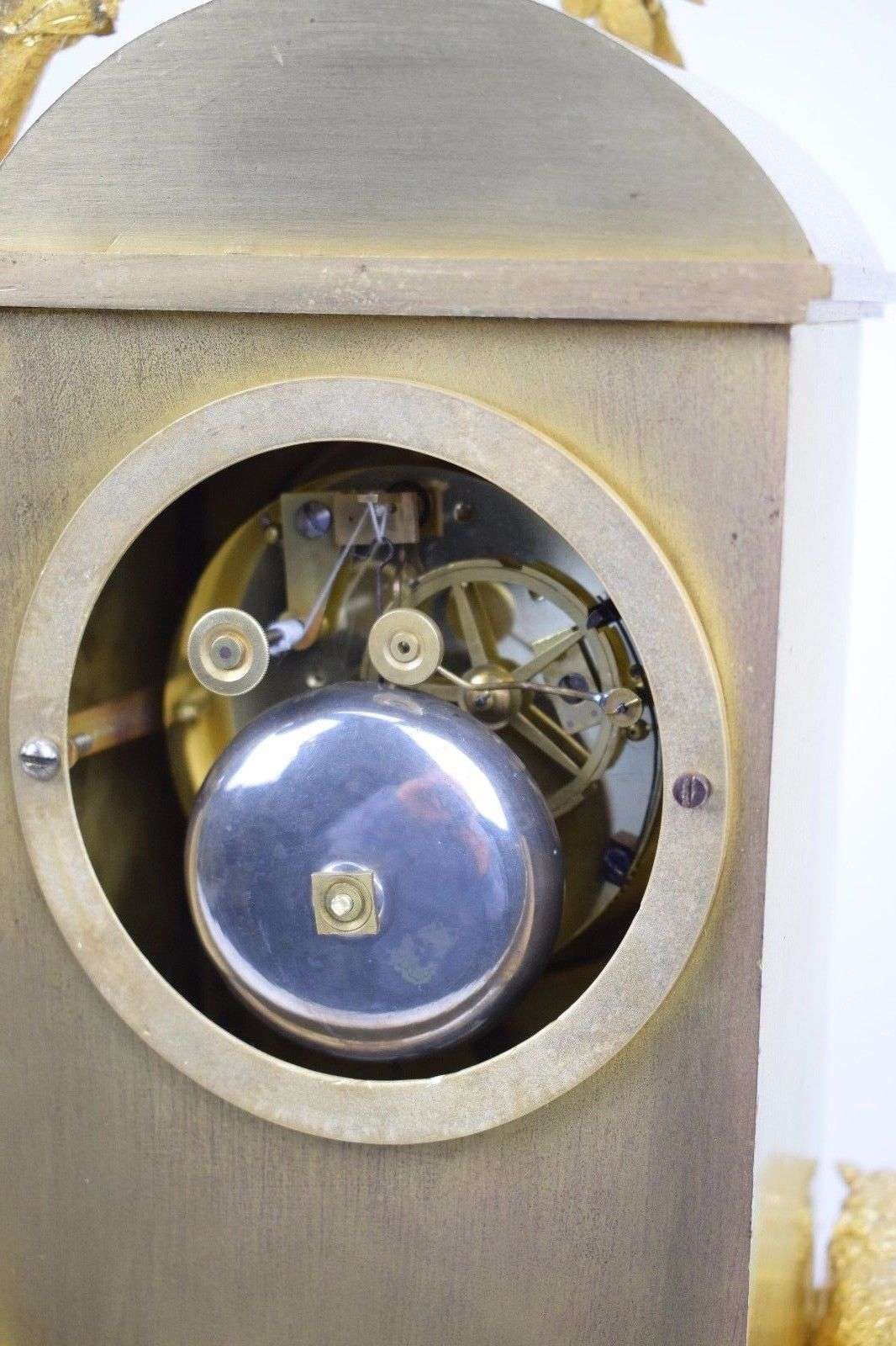 Seltene Pariser Pendule aus vergoldeter Bronze Daphne? am Lorbeerbaum um 1810 Epoque Empire – Uhrwerk