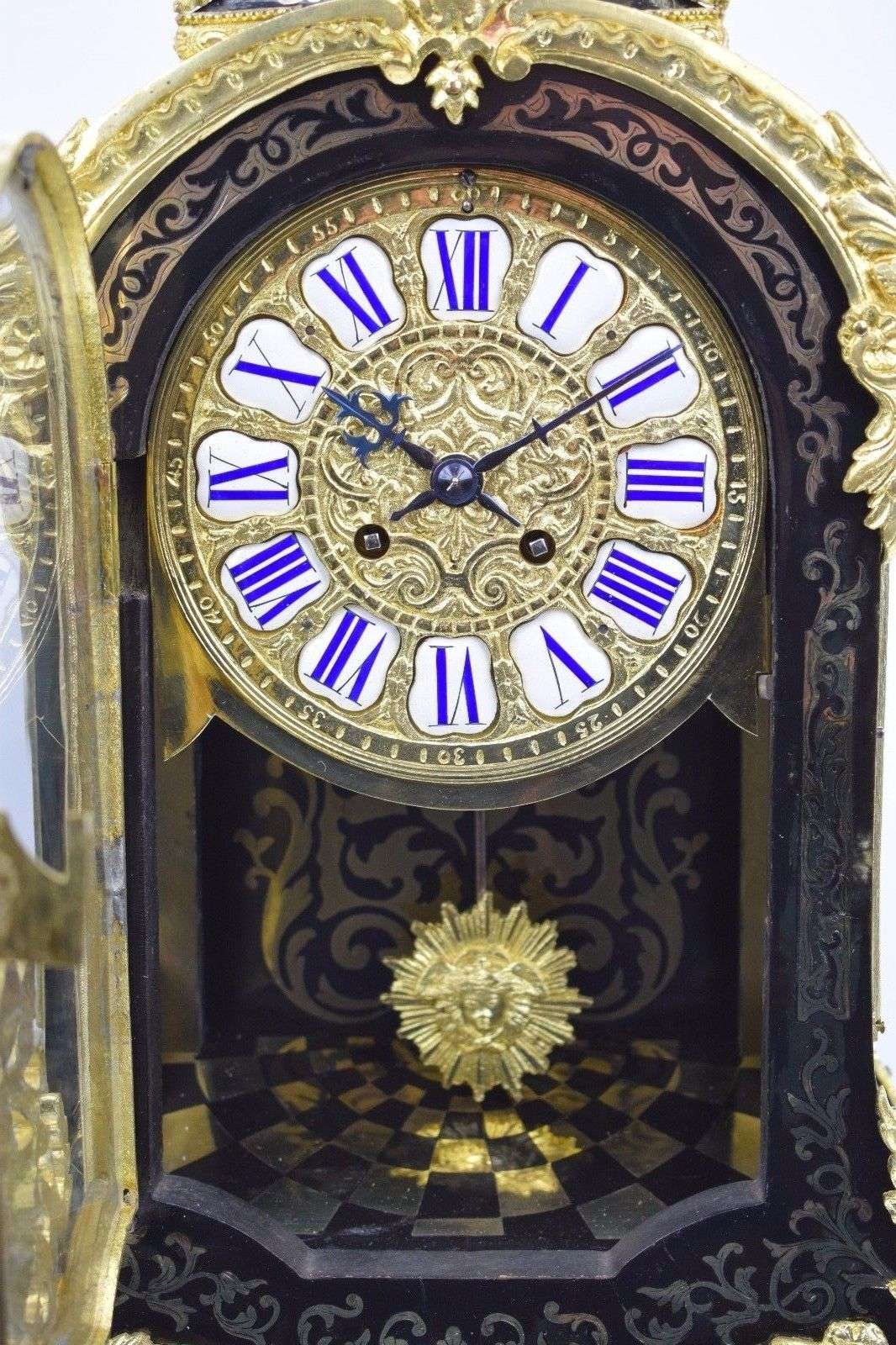 Boullependule mit Konsole im Stile des Regence mit vergoldeten Bronzen um 1880 Uhrwerk von Japy Frères – Vorderansicht