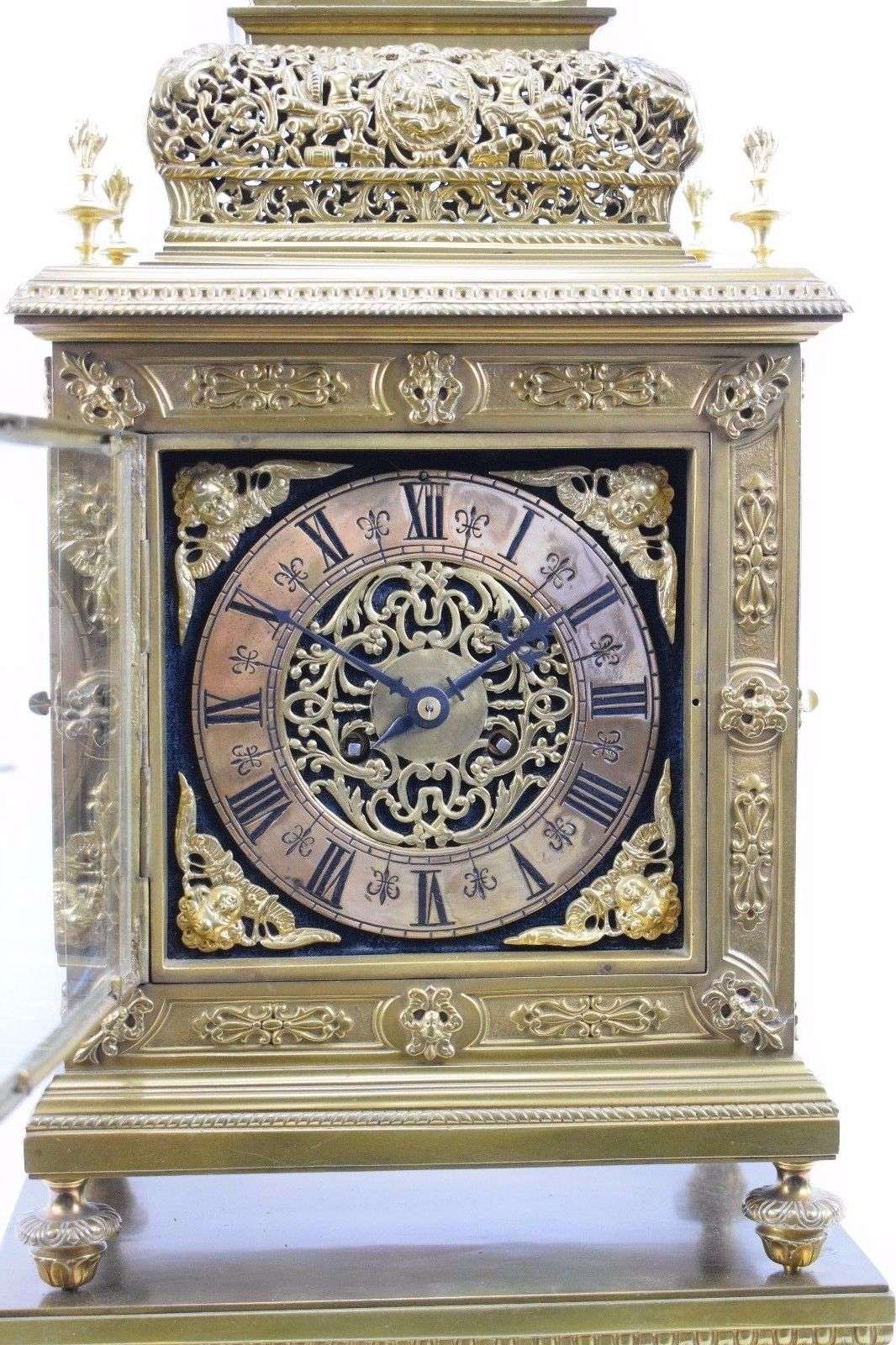 Seltene, schwere Bronze/Messing Pendule von Lerolle Paris um 1860 im Stile des Louis XIV. – Detail