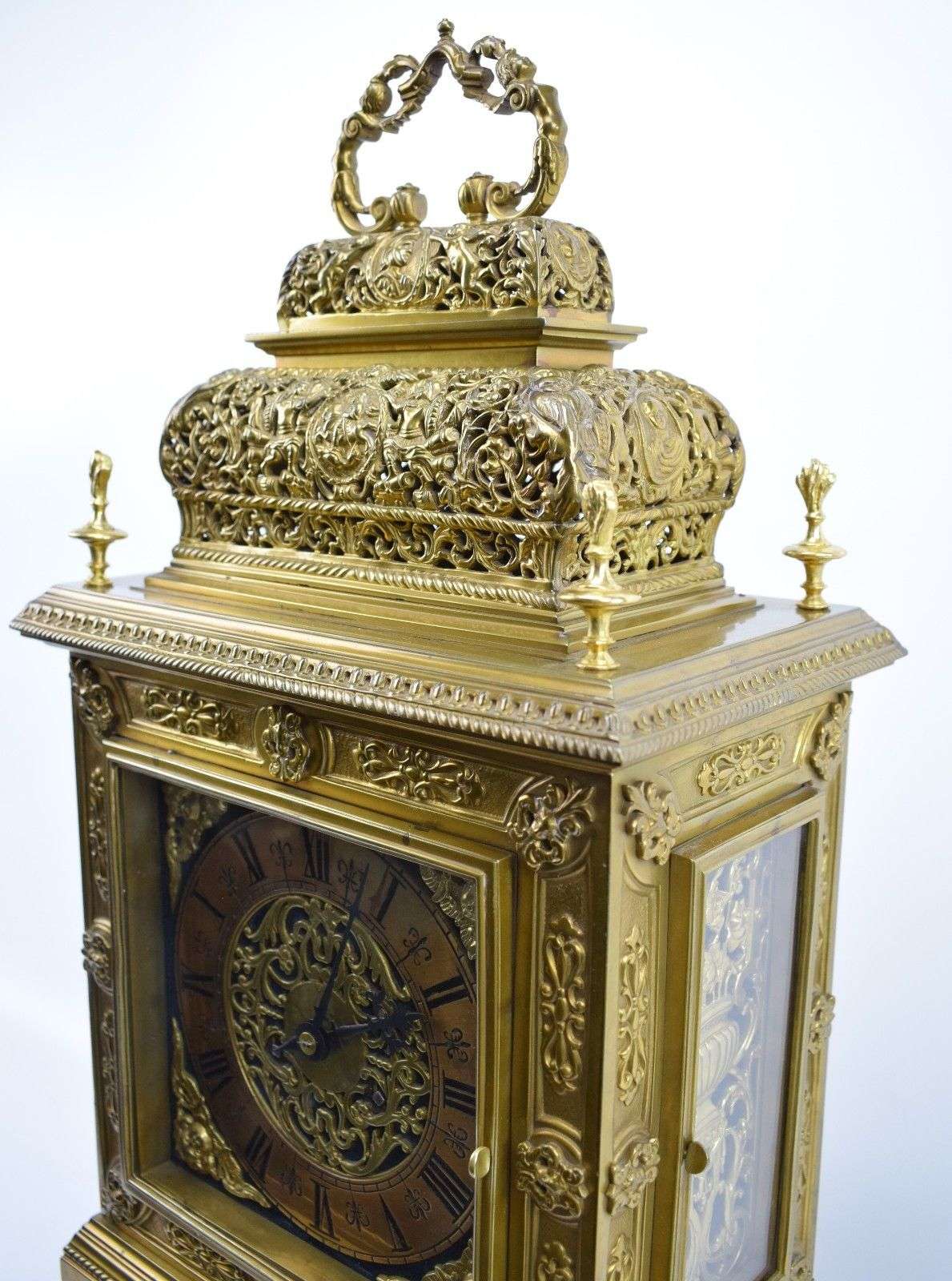 Seltene, schwere Bronze/Messing Pendule von Lerolle Paris um 1860 im Stile des Louis XIV. – Detail