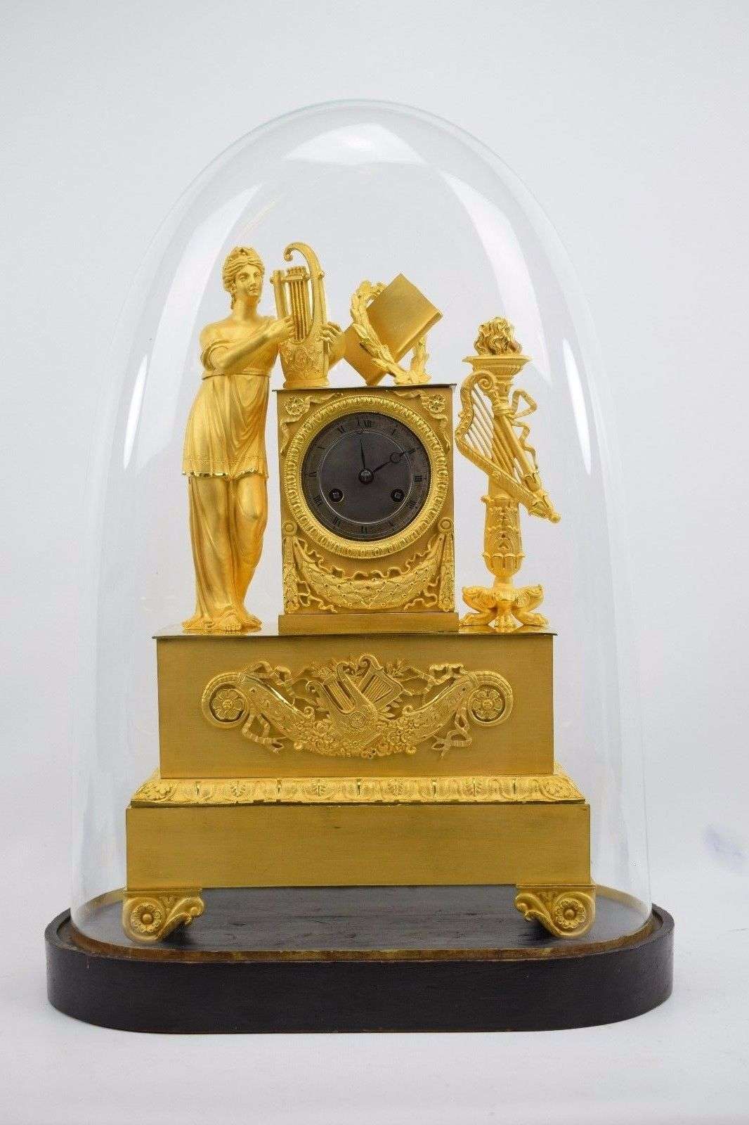 Pariser Pendule aus feuervergoldeter Bronze Allegorie der Musik um 1820 Epoque Empire mit original Glasdom – Vorderansicht